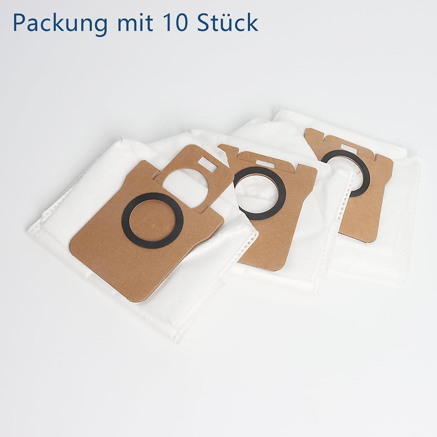 Drei Staubsaugerbeutel mit Pappdeckeln und schwarzen Ringen, auf weißem Stoff, vor weißem Hintergrund. Der Text oben lautet 'Packung mit 10 Stück'.