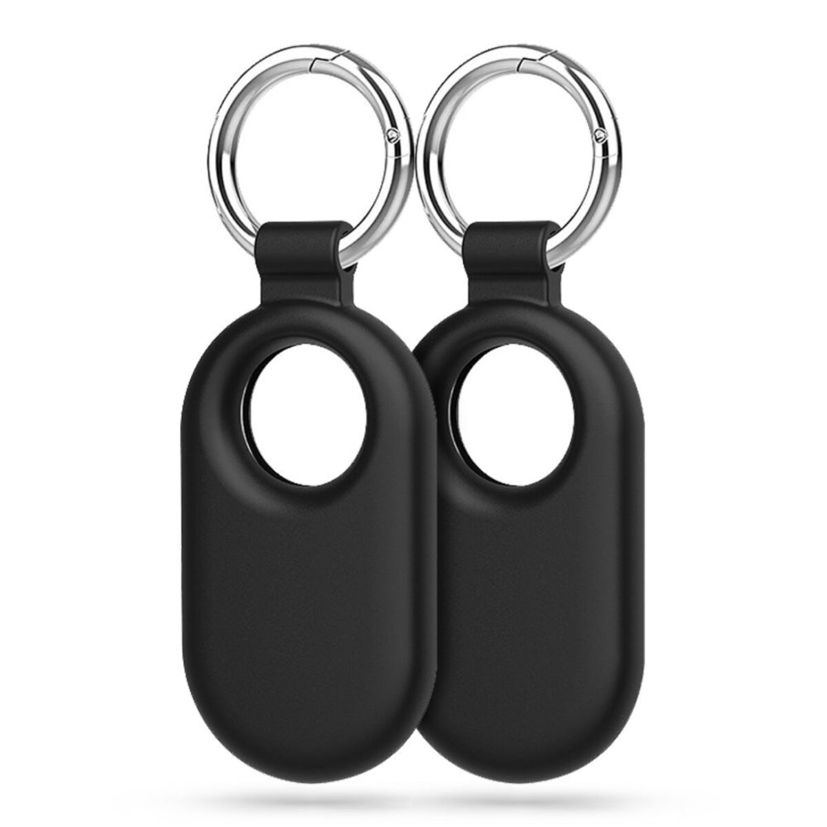 Twee zwarte sleutelhangers met zilveren ringen, ovaal van vorm, met een gat in het midden. Ze staan op een witte achtergrond.