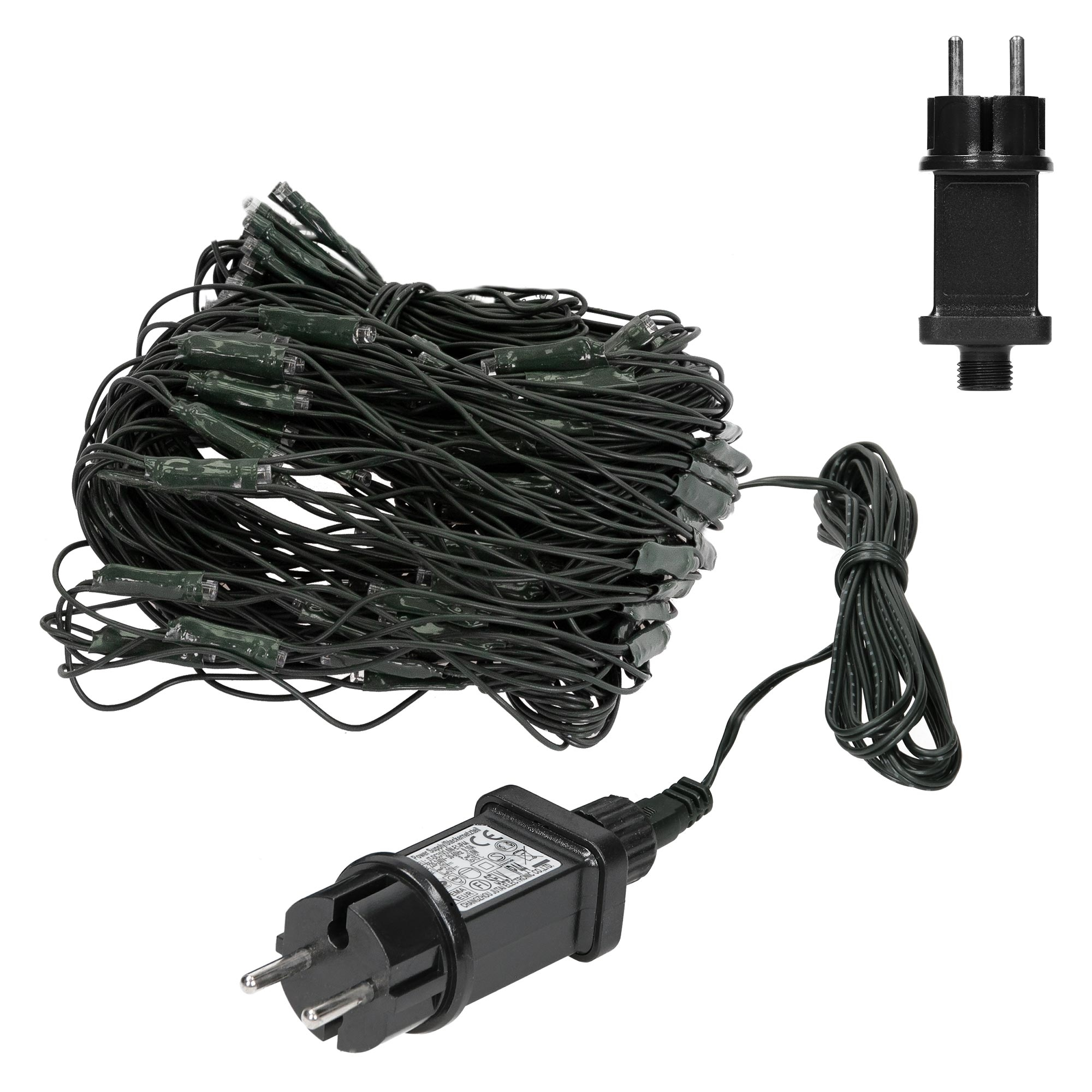 Ein Bündel grüner Lichterketten, ein Netzteil und ein Stecker. Die Lichter sind mit dem Netzteil verbunden.