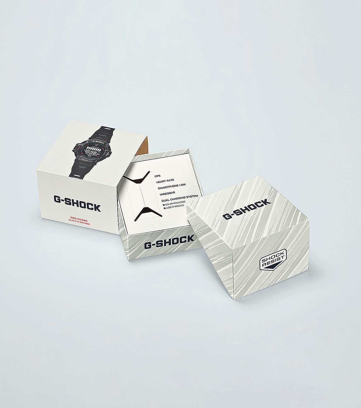 Una scatola per orologi G-Shock è aperta, rivelando l'orologio e le sue caratteristiche. La scatola è bianca con il logo e i dettagli G-Shock.