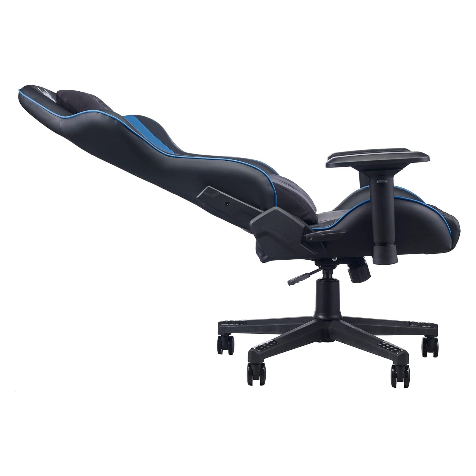 Una sedia da gaming nera e blu su sfondo bianco. Ha schienale alto, braccioli e ruote.