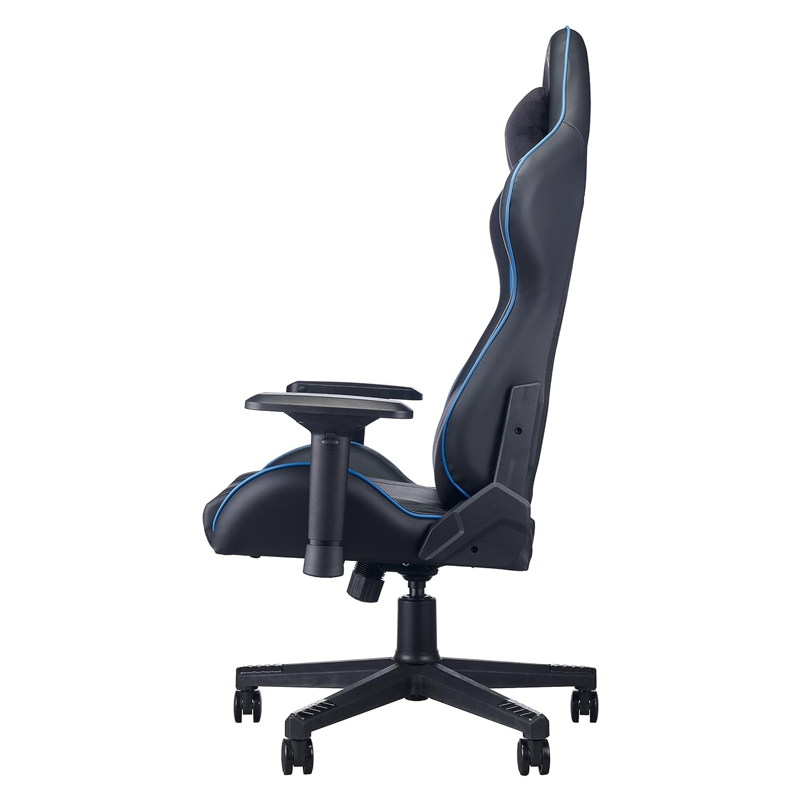 Sedia da gaming nera con dettagli blu, vista laterale. Include braccioli, schienale alto e base con ruote.