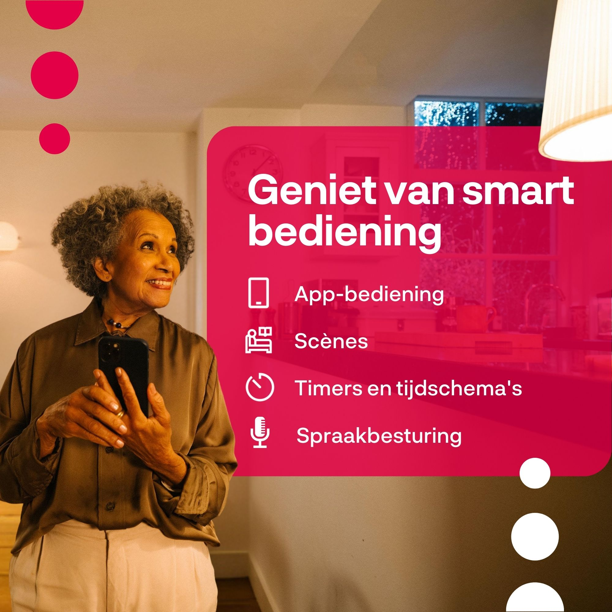 Eine ältere Frau, die ein Telefon hält und lächelt. Auf der rechten Seite befindet sich ein roter Block mit weißem Text.