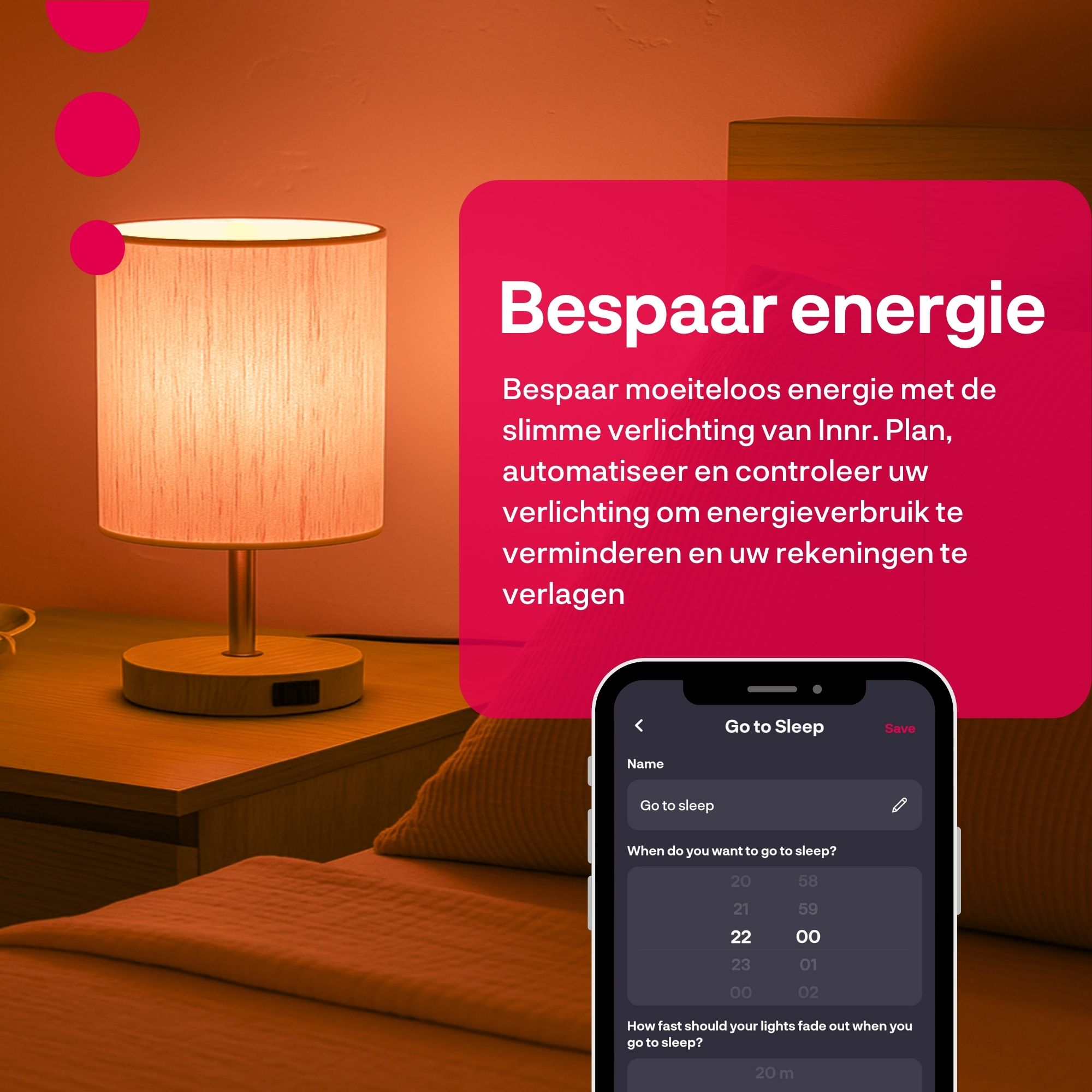 Eine beleuchtete Lampe auf einem Nachttisch, mit einem Telefon, das eine Benutzeroberfläche zur Lichtsteuerung anzeigt.