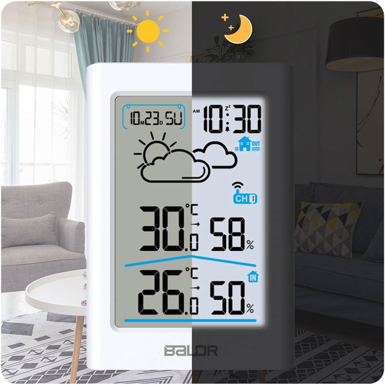 Una estación meteorológica digital blanca muestra la hora, el clima y la temperatura. El fondo muestra una sala de estar.