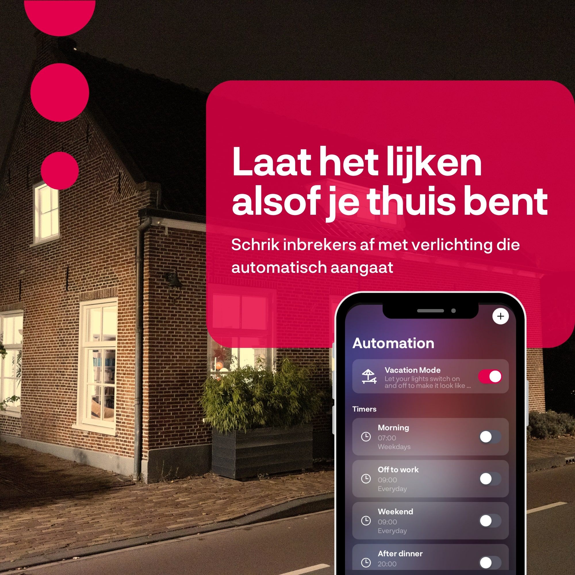 Ein Backsteinhaus bei Nacht mit beleuchteten Fenstern. Ein Telefon zeigt eine Automatisierungs-App.