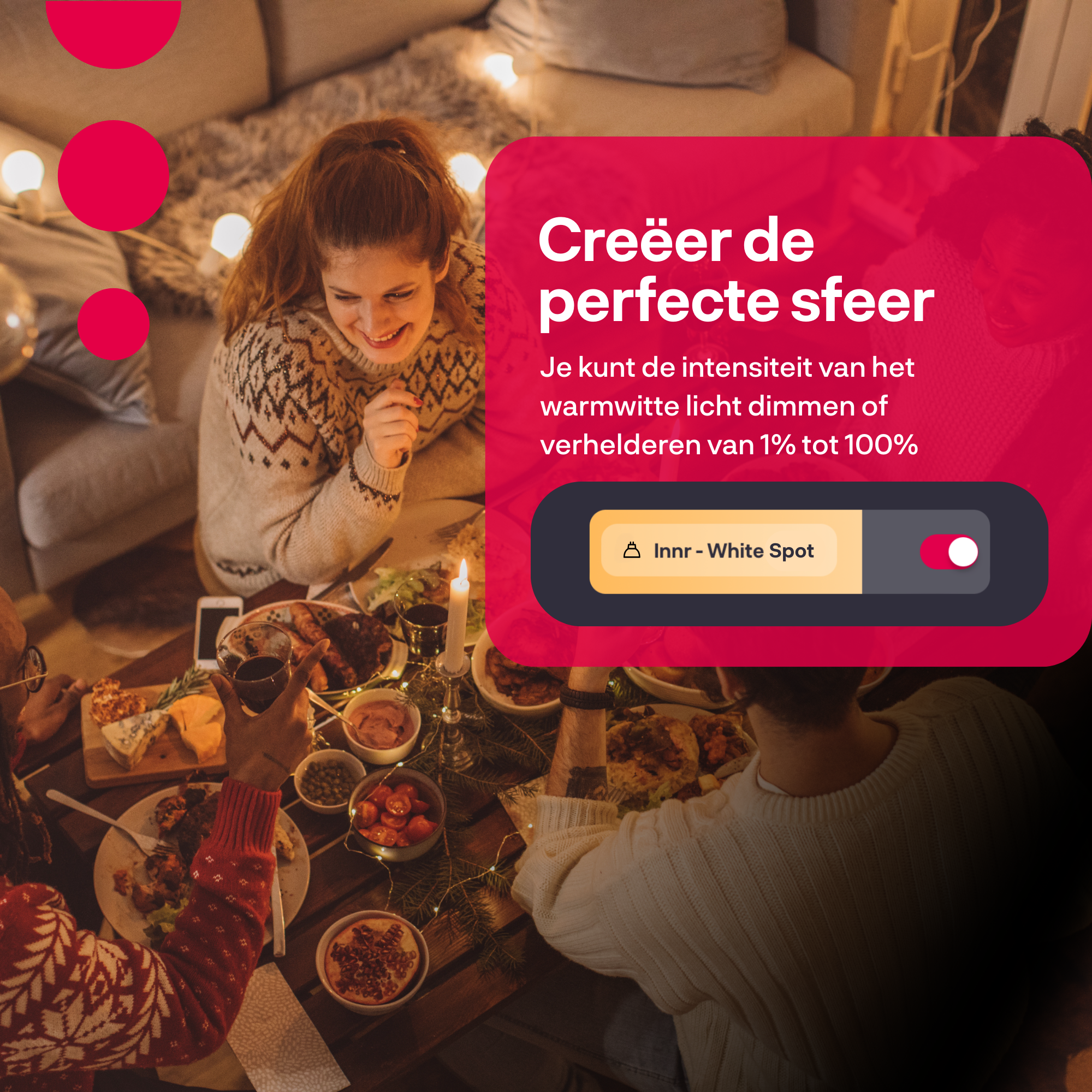 Een feestelijk diner met mensen. Een vrouw glimlacht. Er is eten, drinken en licht. Een tekstoverlay leest 'Creëer de perfecte sfeer'.