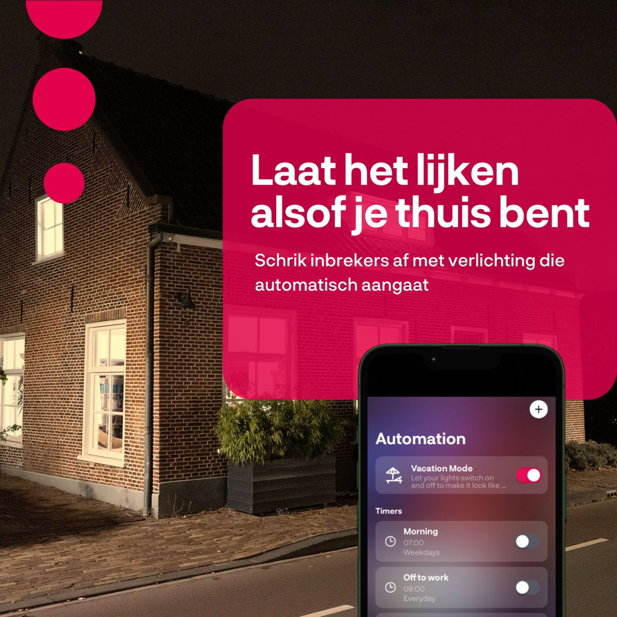 Een huis 's nachts met lichten aan. Een telefoon toont een automatiseringsapp. Tekst zegt: 'Laat het lijken alsof je thuis bent'.