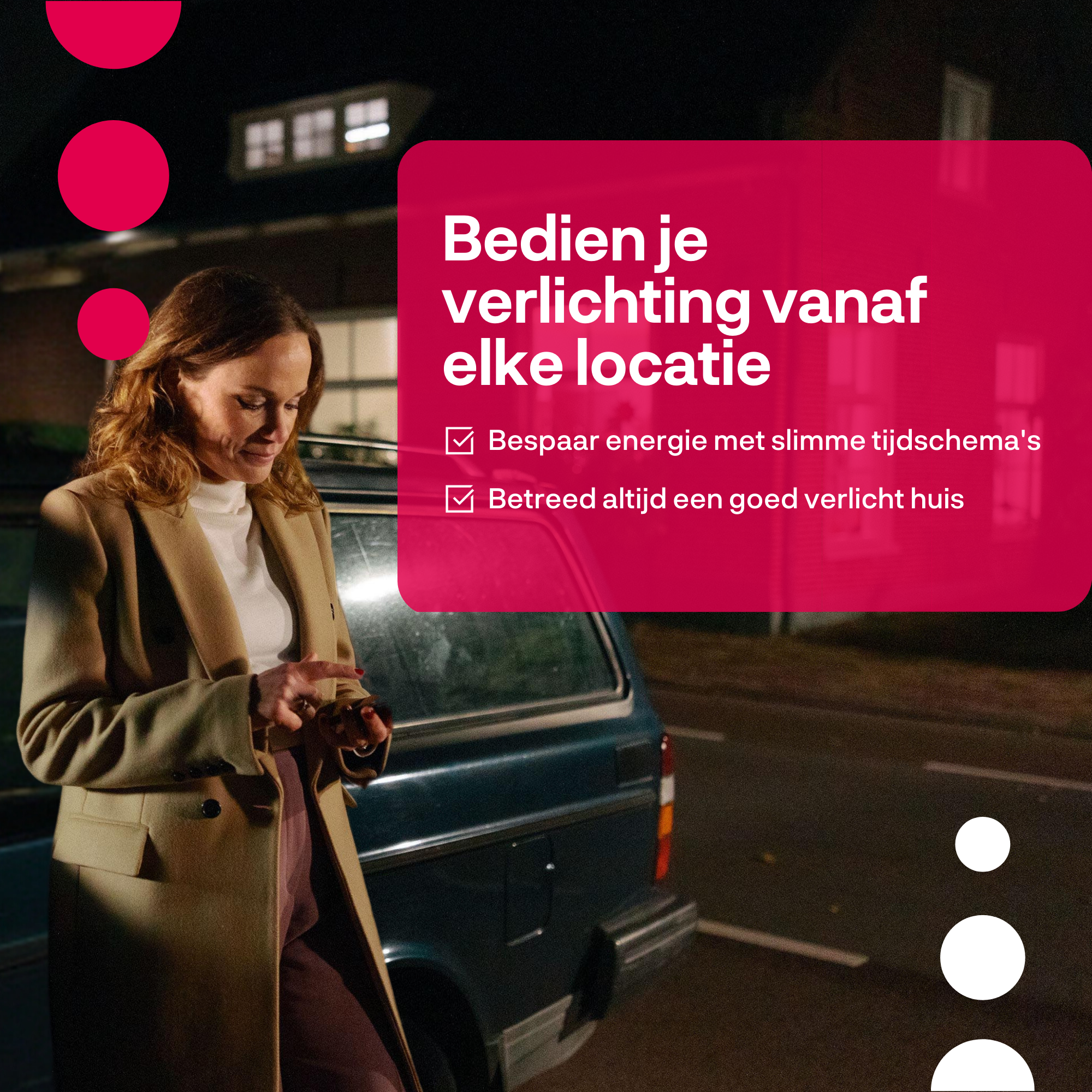 Een vrouw in een jas gebruikt haar telefoon bij een blauwe auto. Tekstoverlay: bedien verlichting vanaf elke locatie.