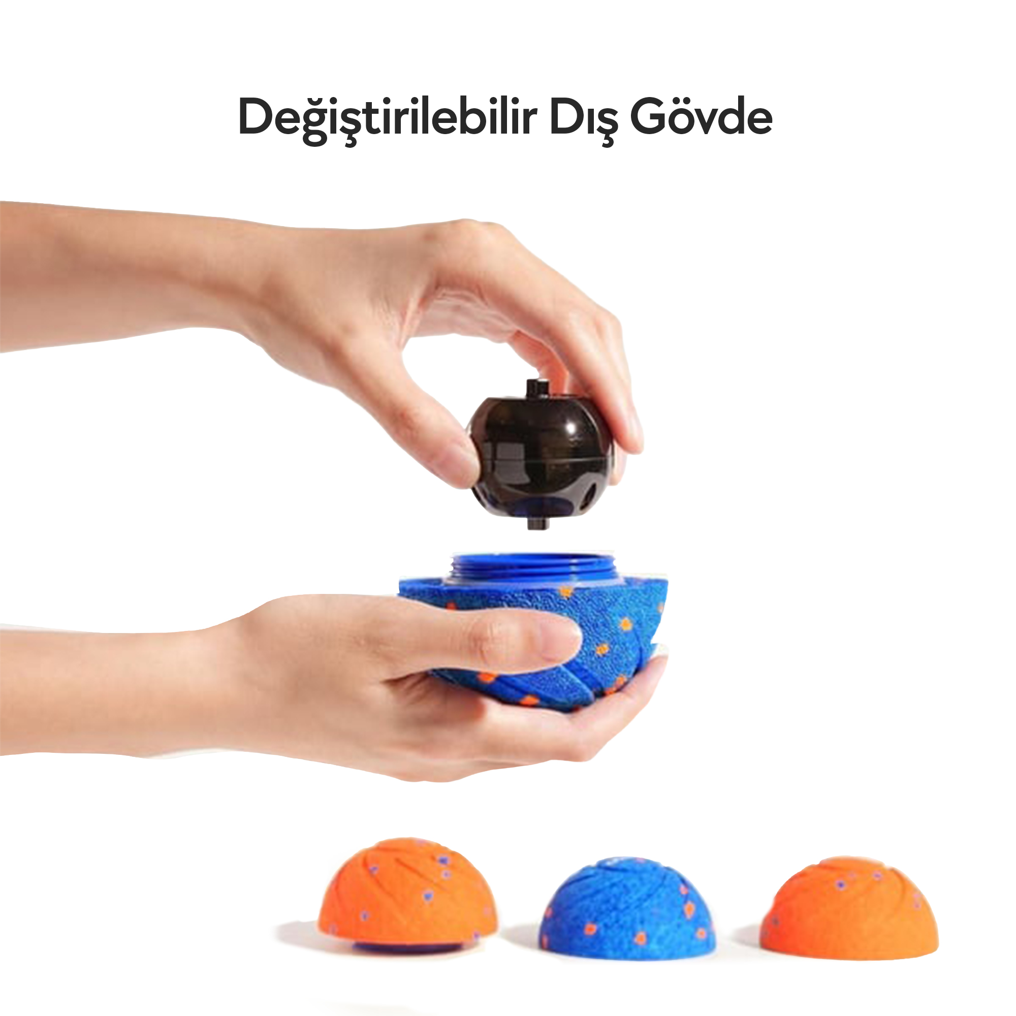 Le mani tengono un oggetto nero sopra una base blu a motivi, con tre basi colorate sotto.