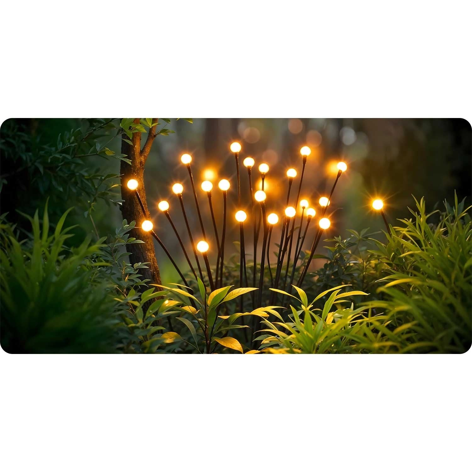 Luces solares brillantes en un jardín. Las luces amarillas parecen luciérnagas. Tallos oscuros emergen del suelo entre vegetación verde.