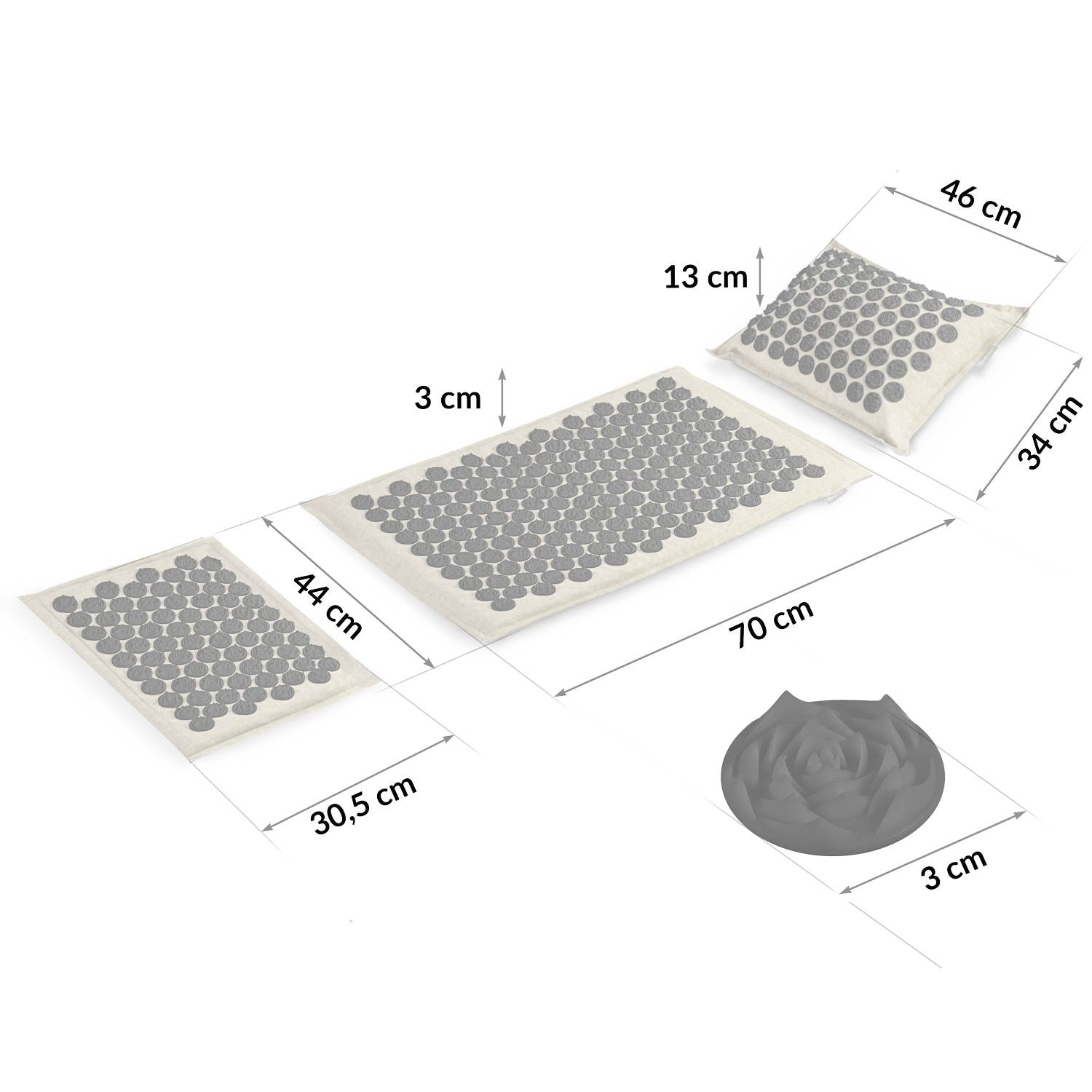 La imagen muestra tres productos de masaje: una esterilla, una almohada y un pequeño objeto en forma de rosa. Se indican las medidas de cada artículo.