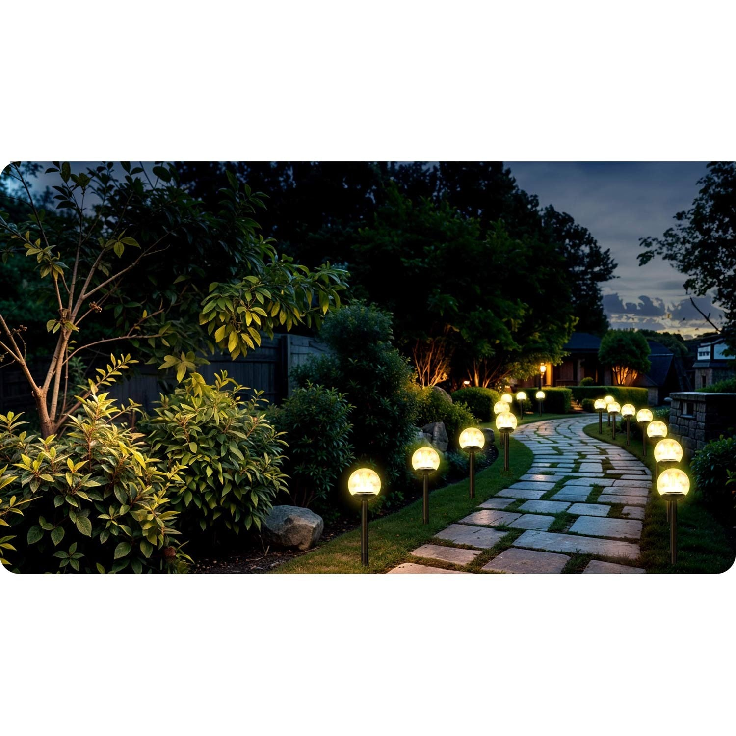 Un camino de piedra serpentea por un jardín, bordeado de orbes brillantes. La exuberante vegetación rodea el camino bajo un cielo crepuscular.