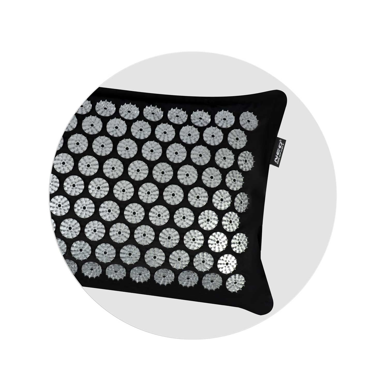 Almohada de acupresión, negra con púas plateadas, sobre fondo blanco. Logotipo 'NEO SPORT' en la esquina inferior derecha.