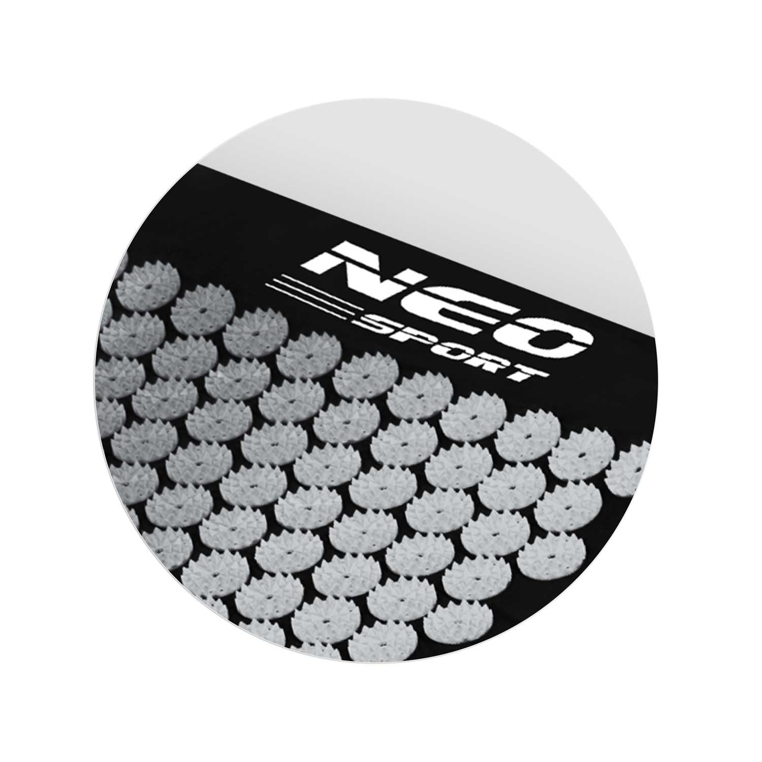 Una esterilla circular con púas blancas, base negra y texto blanco "NEO SPORT".