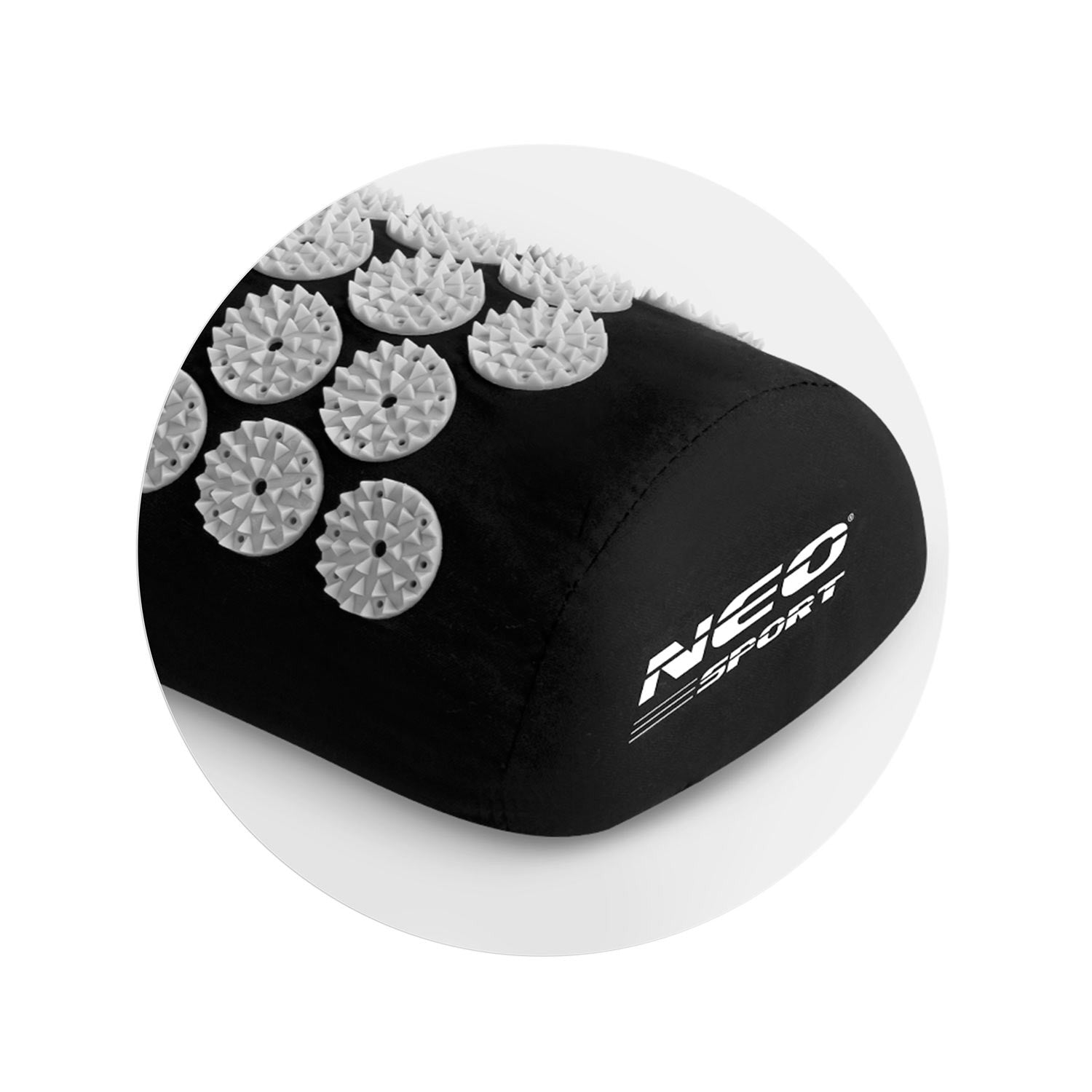 Almohada de masaje negra con púas blancas y el logo "NEO SPORT". La almohada está sobre un fondo blanco, en un círculo.