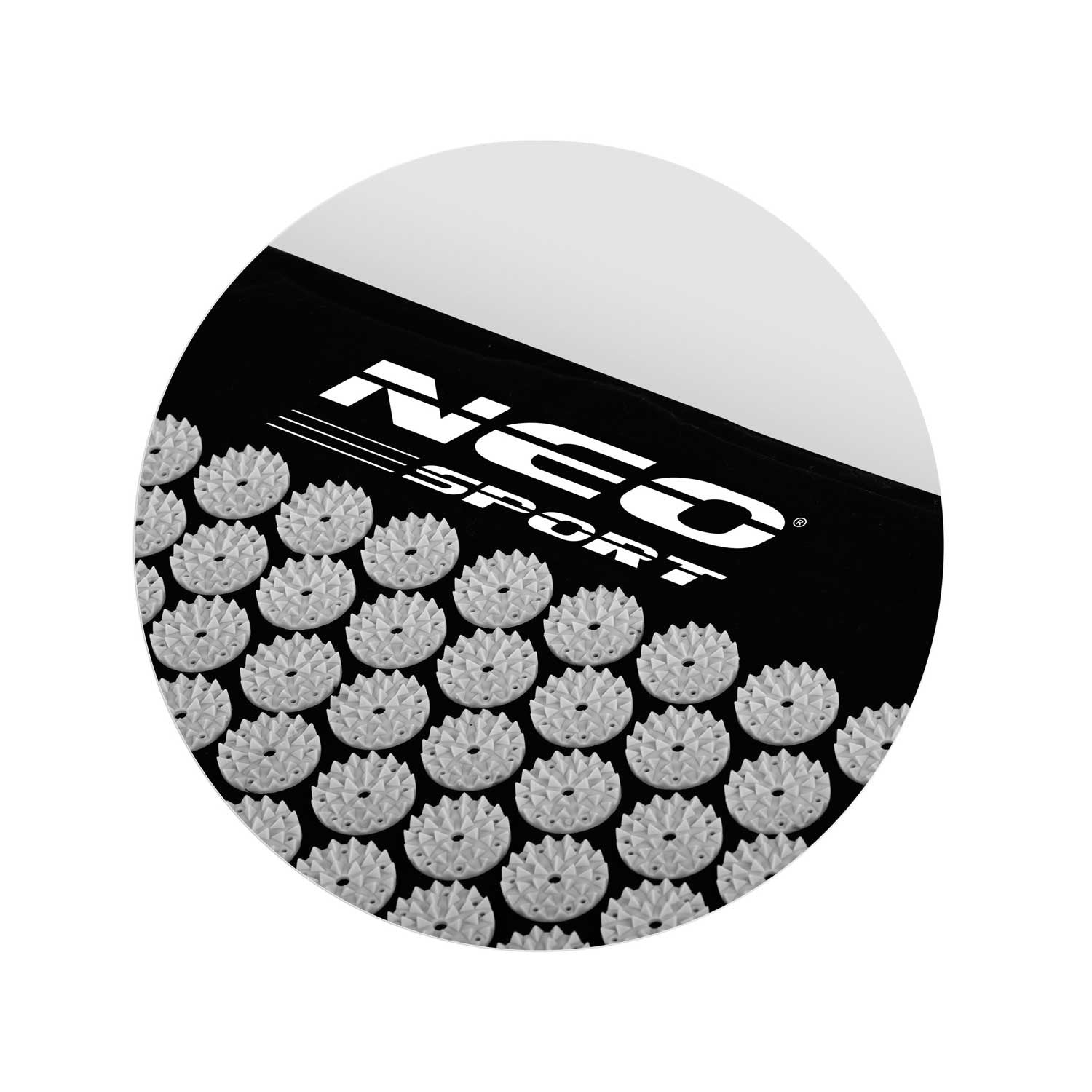 Alfombra negra circular con púas blancas y el logotipo 'NEO SPORT'. La alfombra está sobre un fondo blanco, parcialmente visible.