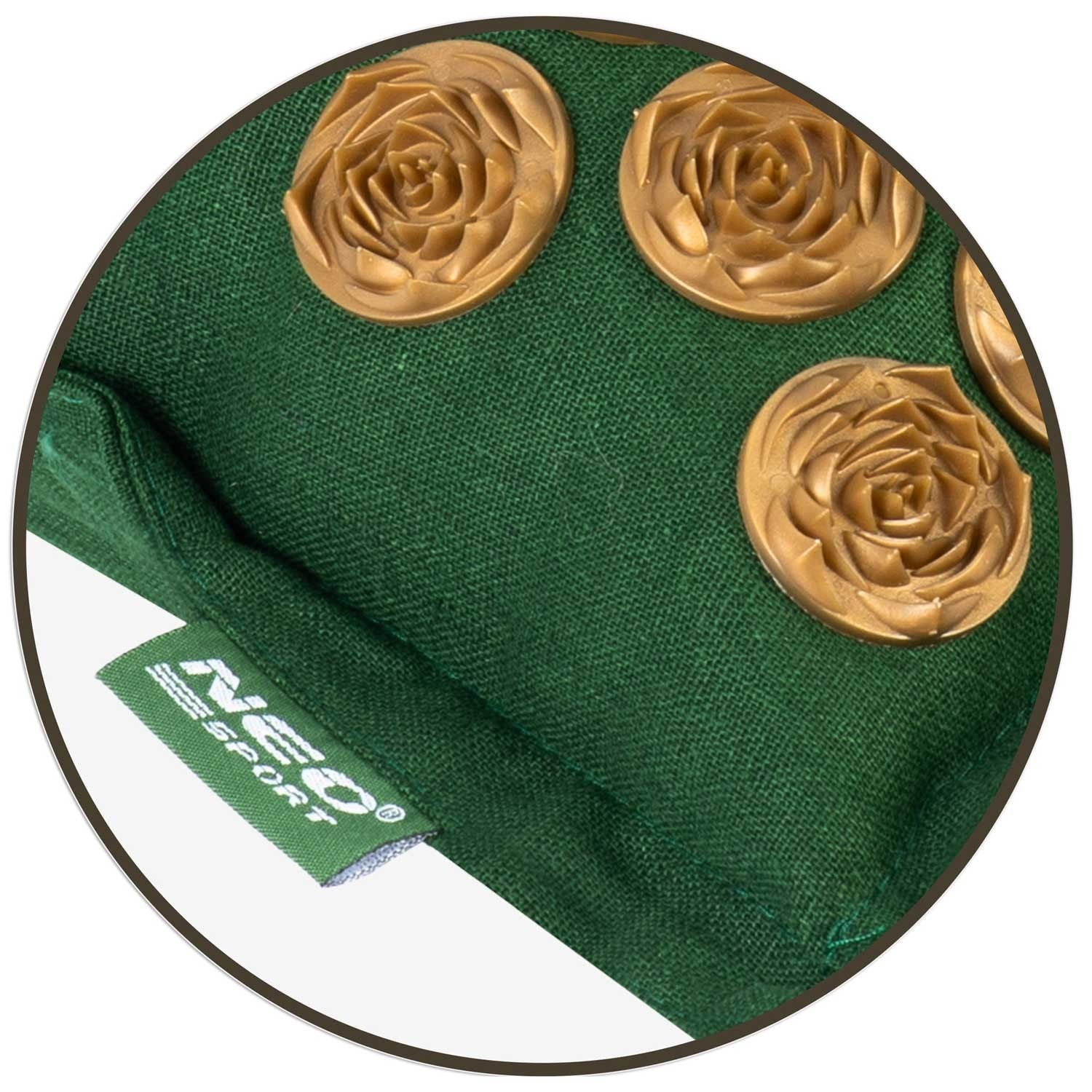 Tela verde con protuberancias doradas en forma de rosa. Una etiqueta dice 'NEO SPORT'. La imagen está en un marco circular.