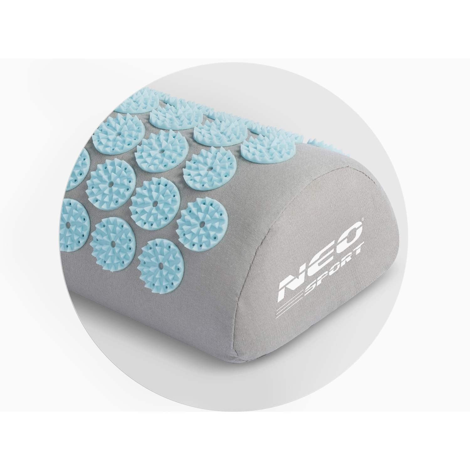 Una almohada de masaje gris con puntas de plástico azul. La almohada tiene las palabras 'NEO SPORT' en blanco.