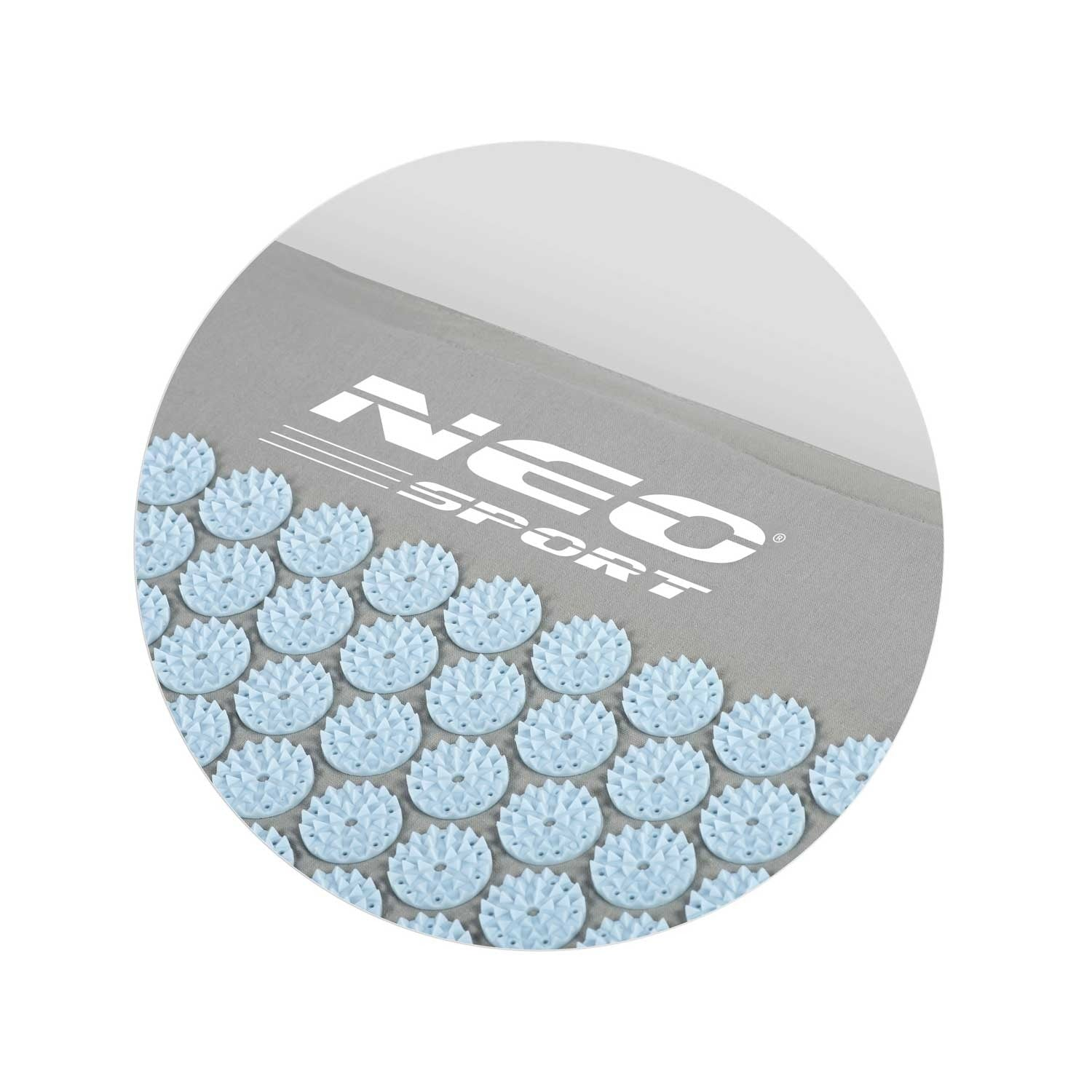 Una esterilla de masaje redonda con púas azul claro. La esterilla es gris y tiene la palabra 'NEO SPORT' en blanco.