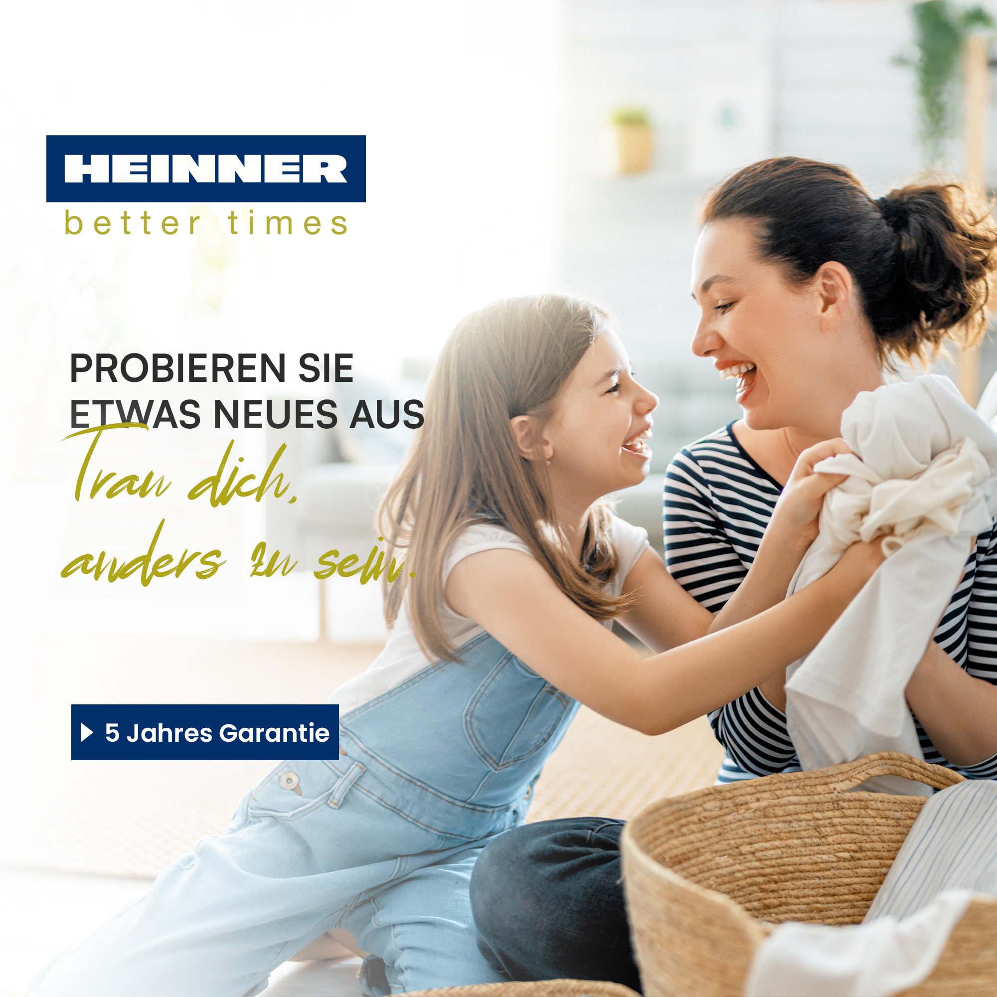 Eine Frau und ein Mädchen lachen, halten Kleidung in der Nähe eines Korbs. Text: Probieren Sie etwas Neues aus. 5 Jahre Garantie.
