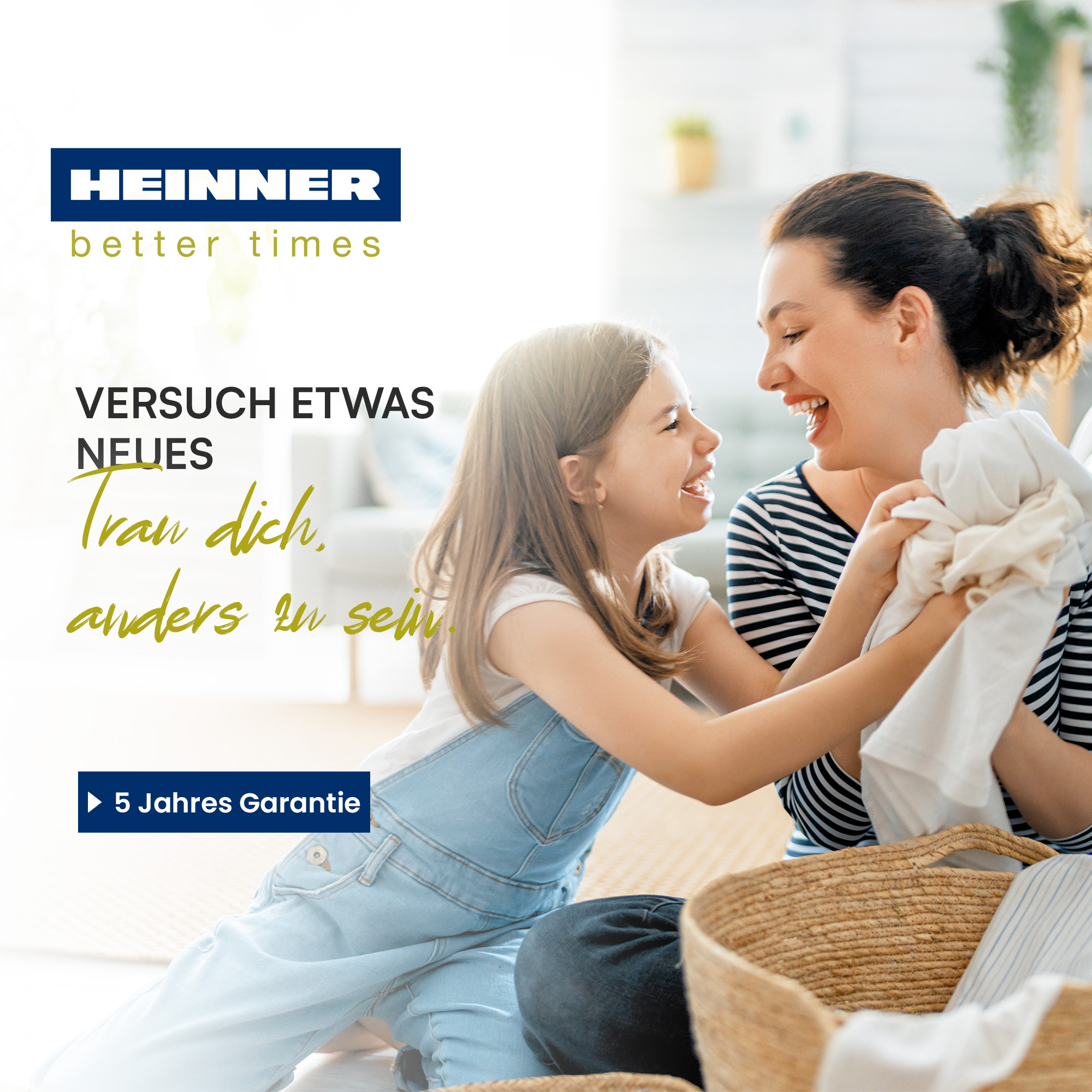 Eine Frau und ein Mädchen lachen und halten Kleidung mit einem Korb. Text enthält 'HEINNER' und '5 Jahres Garantie'.
