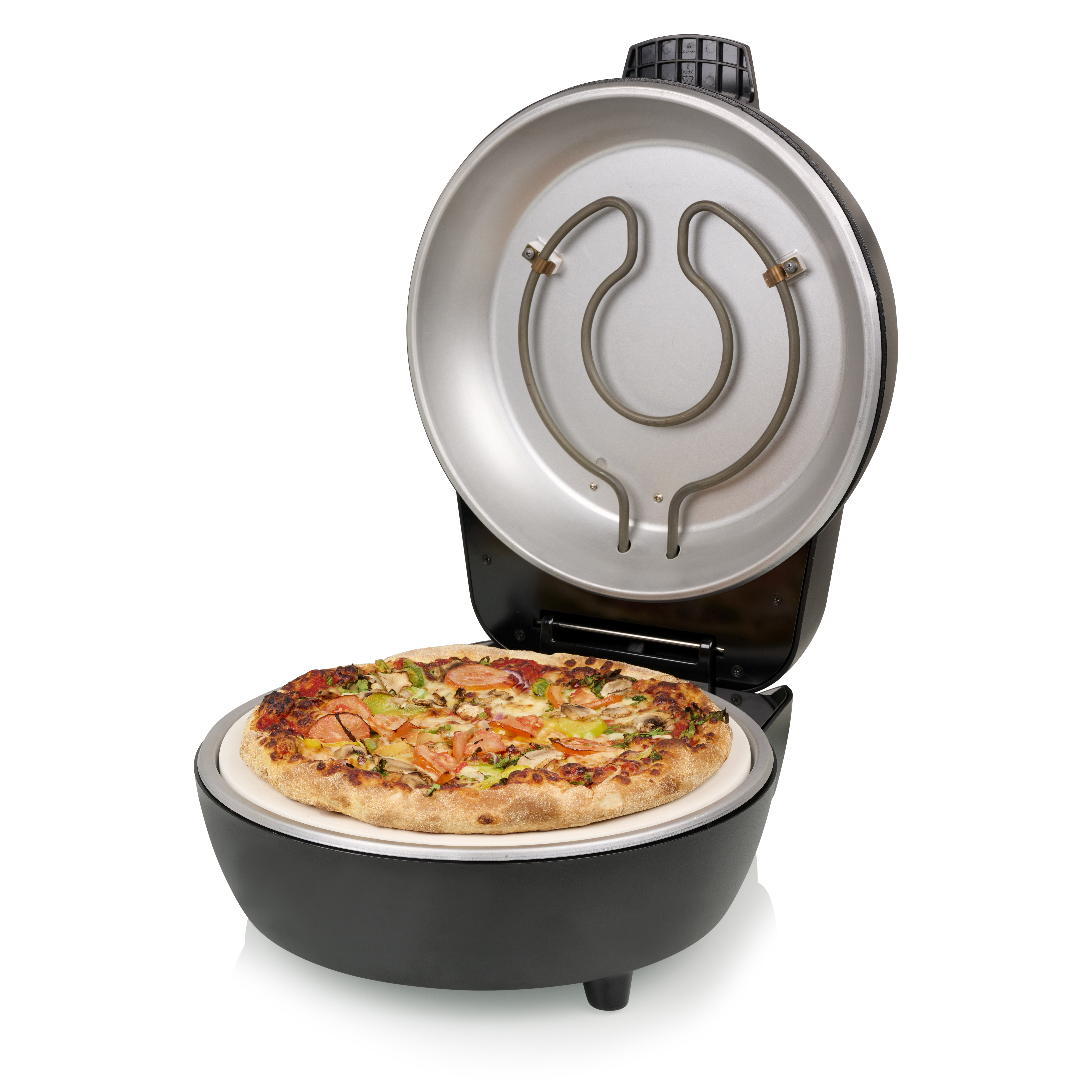 Pizza en un horno negro. El horno está abierto, mostrando el elemento calefactor. La pizza tiene ingredientes y está sobre una piedra.