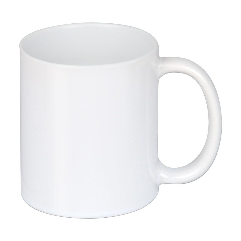 Eine weiße Keramikbecher mit einem gebogenen Henkel auf weißem Hintergrund. Der Becher ist leer und sauber.