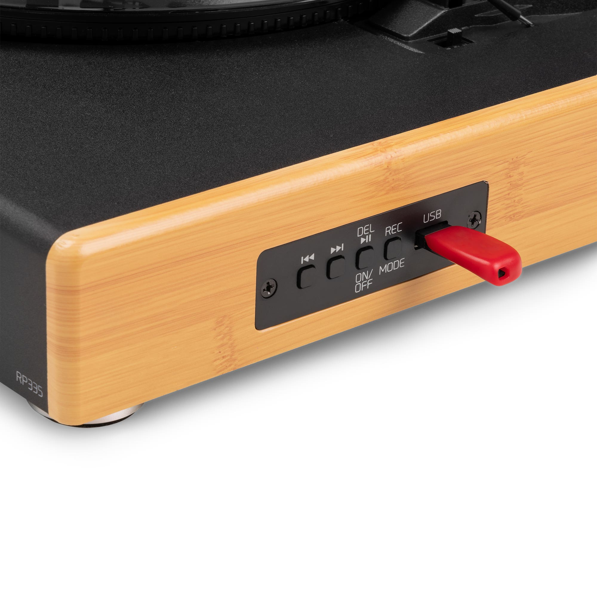 Primer plano de un tocadiscos. Tiene botones y una unidad USB roja insertada.