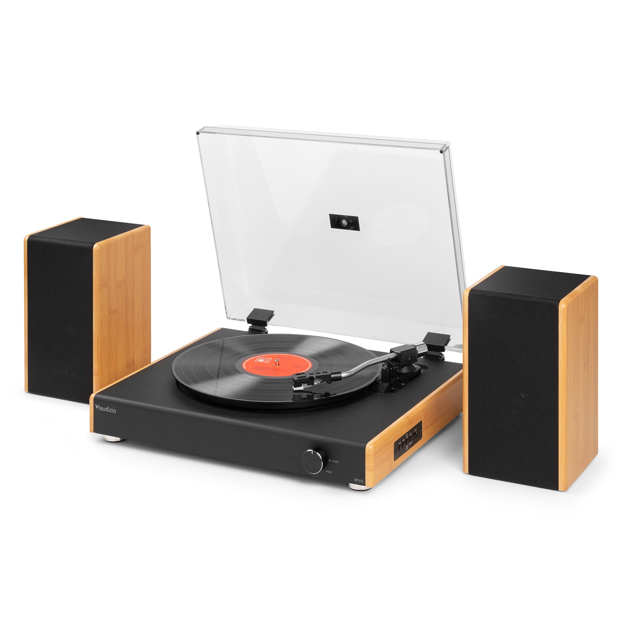 Un tocadiscos con dos altavoces. El tocadiscos tiene una base negra y un disco. Los altavoces son de madera.