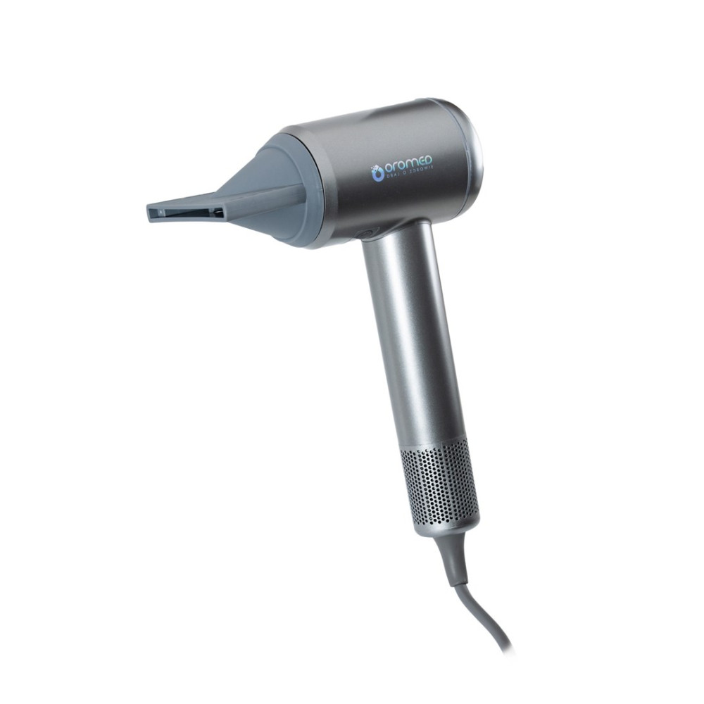 Srebrna suszarka do włosów na białym tle. Posiada dyszę, korpus z nazwą marki, uchwyt i przewód zasilający.