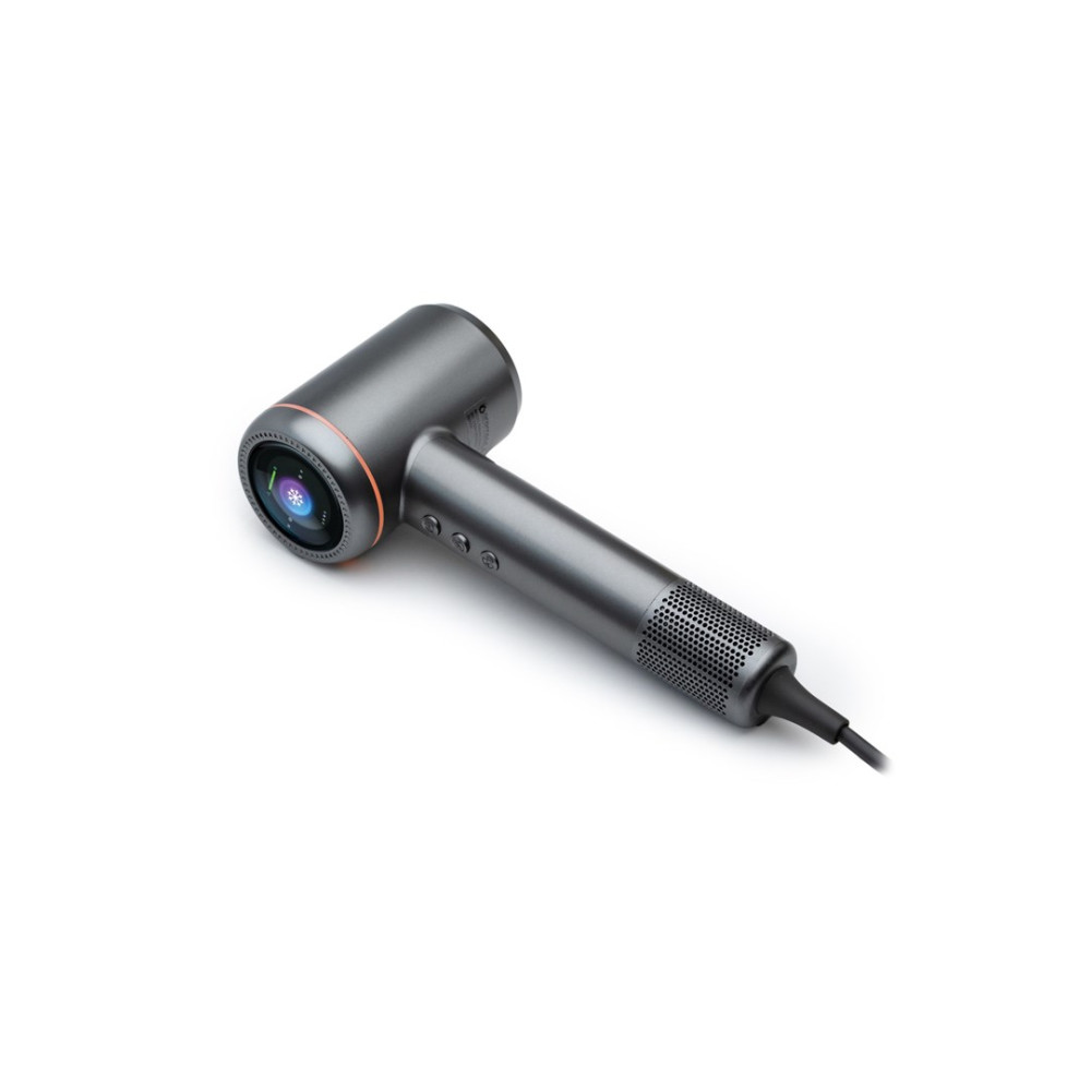 Szara suszarka do włosów z pomarańczowym pierścieniem wokół dyszy, uchwytem z przyciskami i perforowanym końcem. Czarny przewód zasilający.