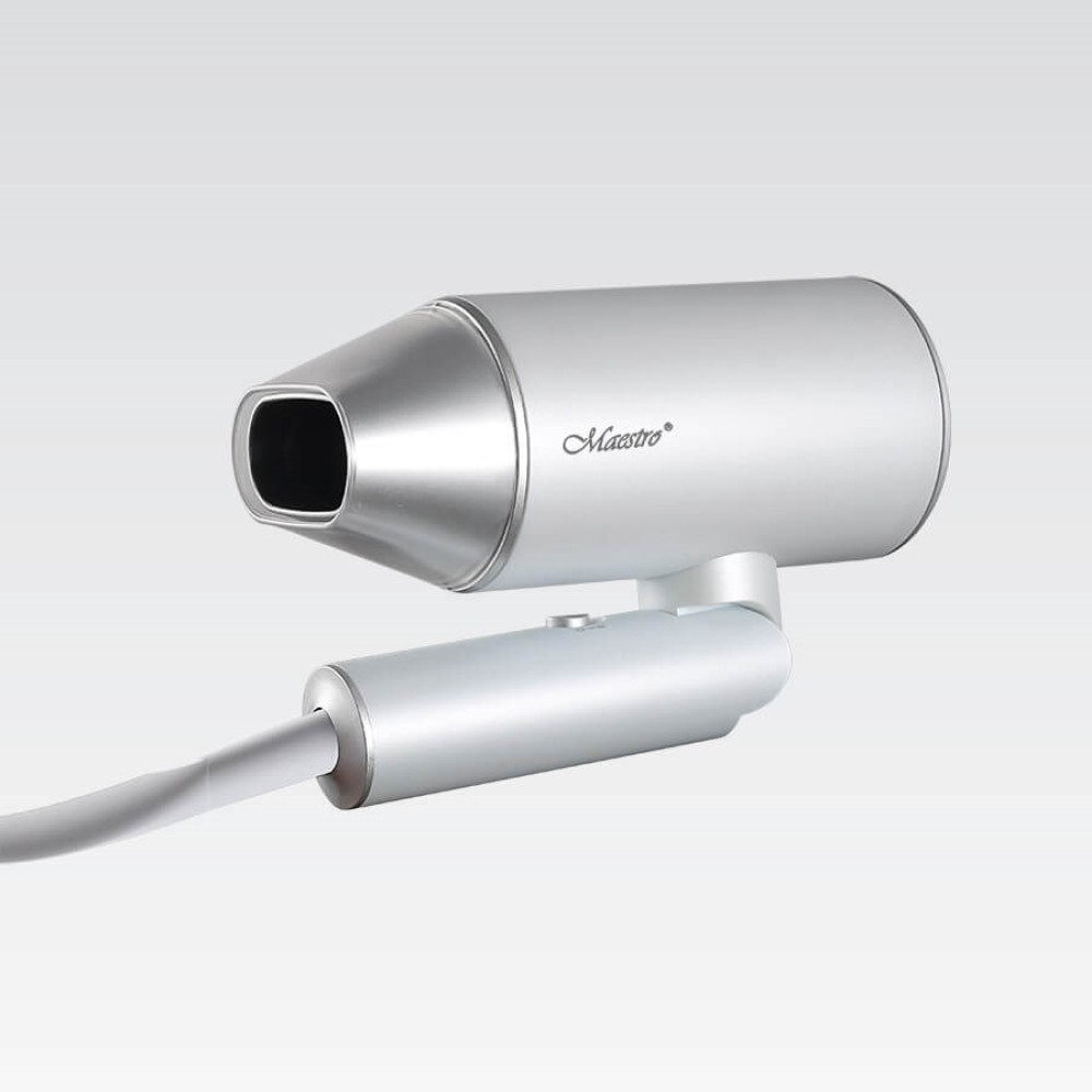 Srebrna suszarka do włosów Maestro z szarym kablem na jasnoszarym tle.