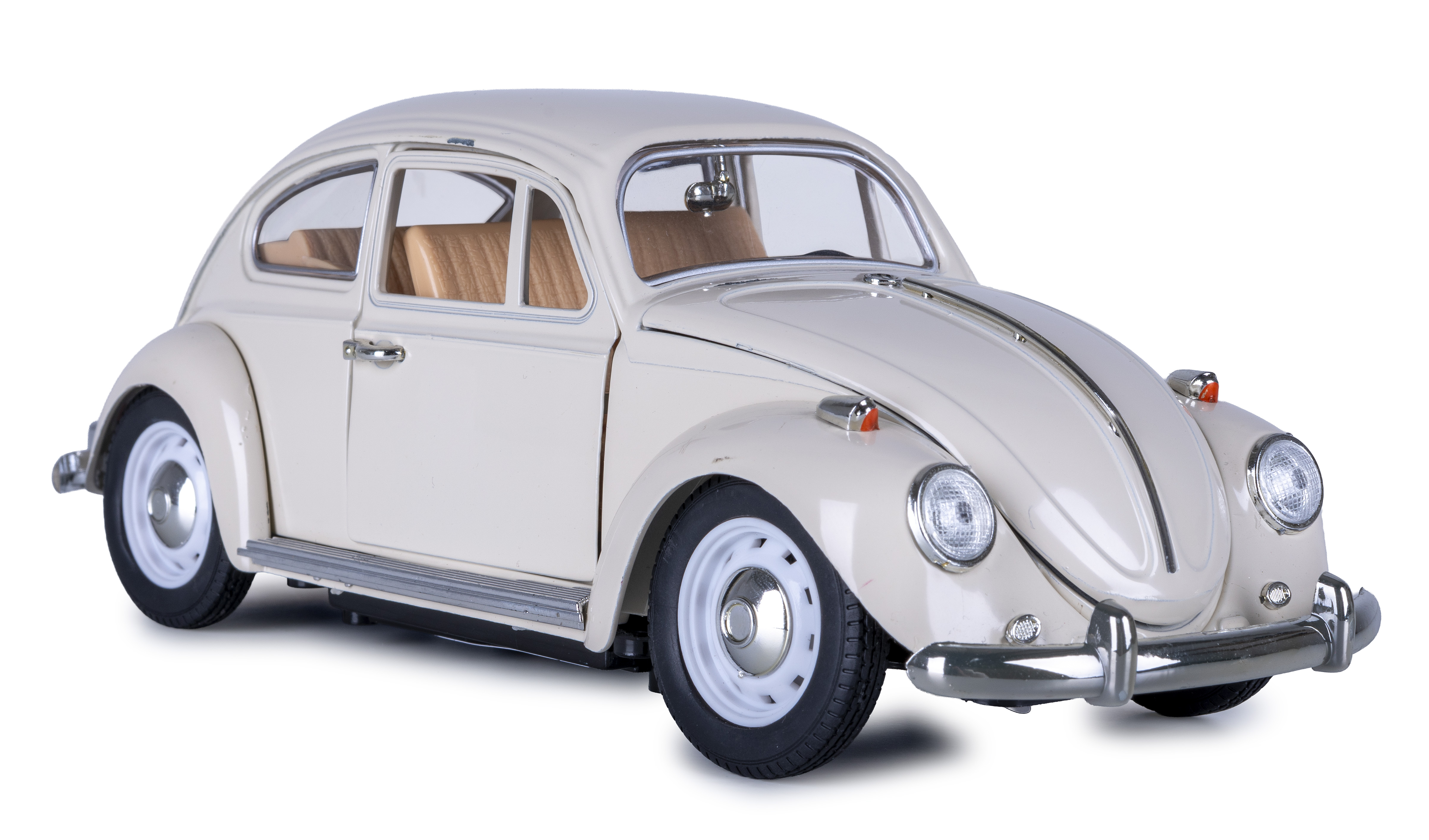Ein cremefarbenes Spielzeugauto, ein VW Käfer, steht auf einer weißen Oberfläche. Es hat schwarze Reifen und Chromdetails, mit detailliertem Innenraum.