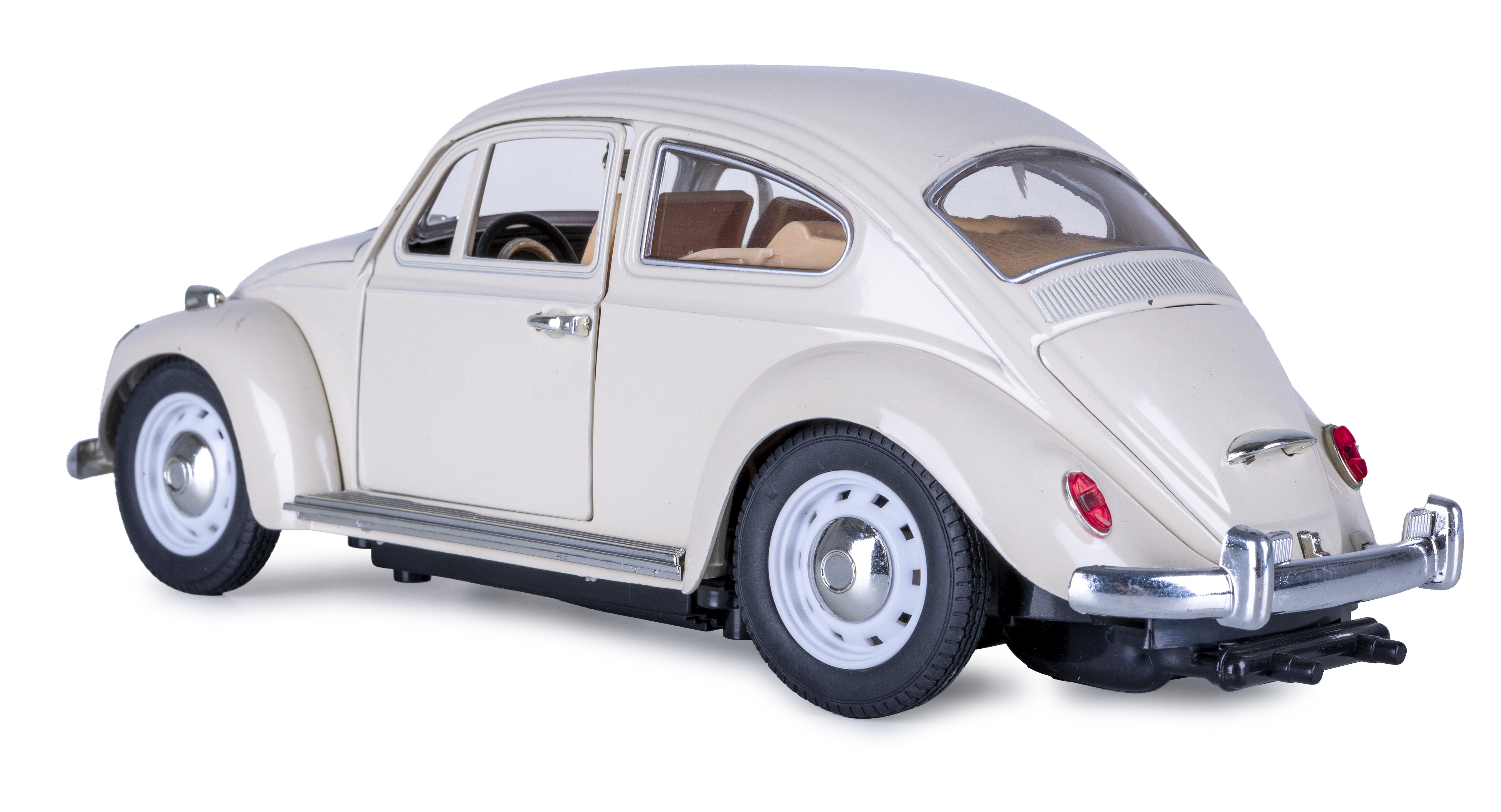 Ein cremefarbenes VW Käfer Modellauto. Es hat schwarze Reifen, weiße Radkappen und steht vor weißem Hintergrund.