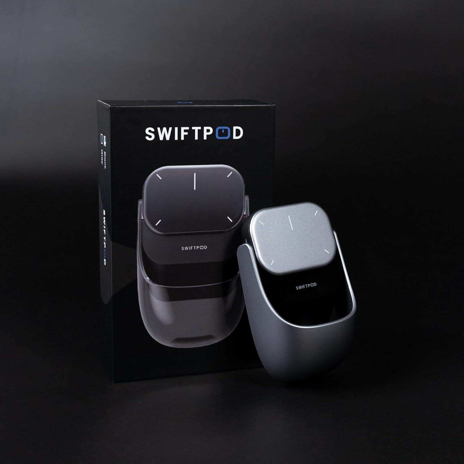 Ein graues und schwarzes Swiftpod-Gerät und seine Box befinden sich auf einer schwarzen Oberfläche. Auf der Box steht Swiftpod.
