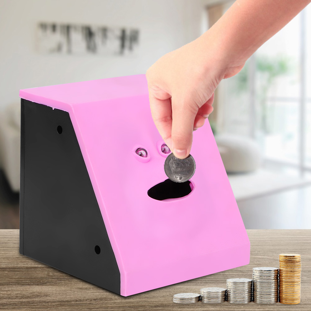 Eine Hand wirft eine Münze in ein rosa Sparschwein. Münzstapel sind rechts. Schwarzes und rosa Sparschwein. Weißer Hintergrund.