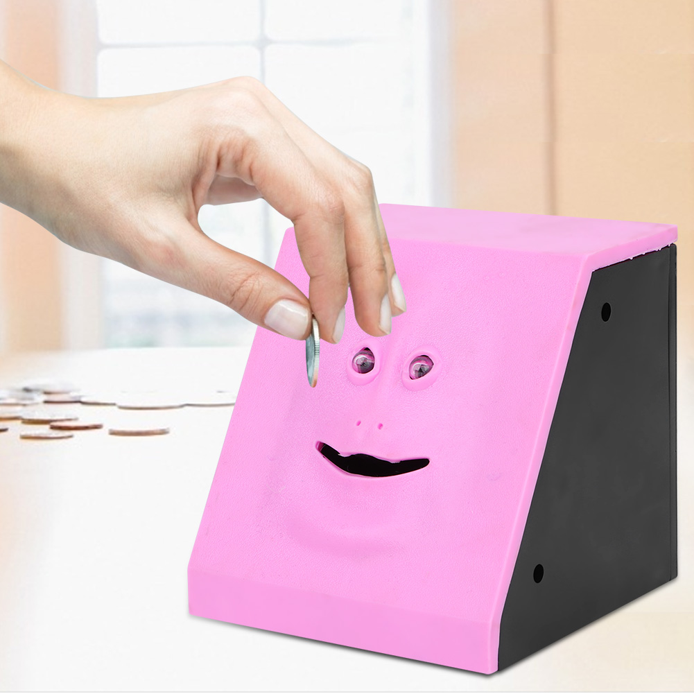 Eine Hand wirft eine Münze in ein rosa Sparschwein in Form eines Gesichts. Der Hintergrund umfasst Münzen und ein verschwommenes Fenster.