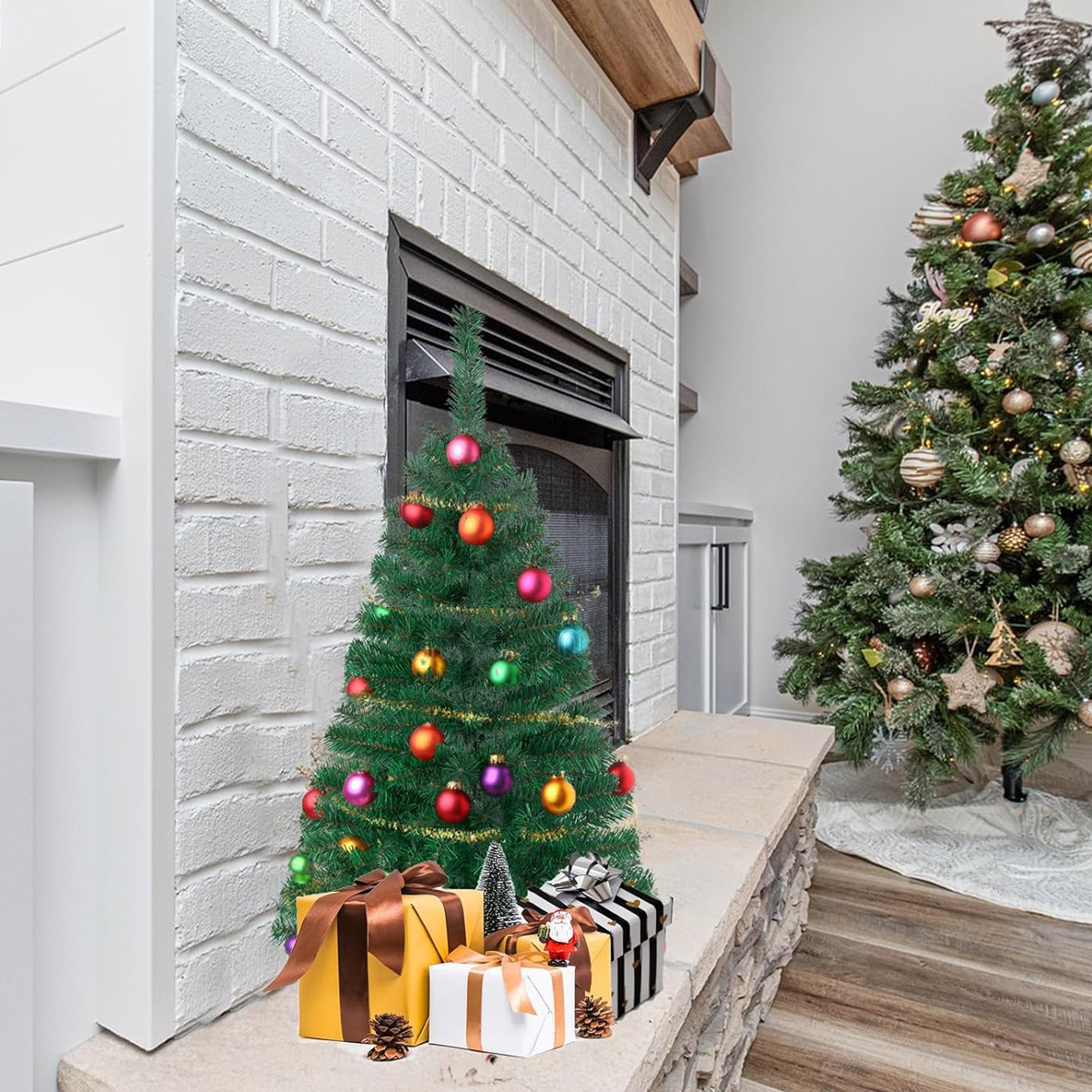 Ein geschmückter Weihnachtsbaum steht in der Nähe eines Kamins. Geschenkboxen und ein zweiter Baum befinden sich im Vordergrund. Im Hintergrund steht ein größerer Baum.