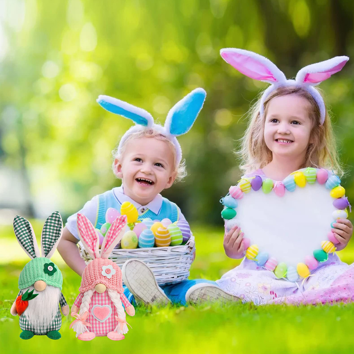 Zwei Kinder mit Hasenohren sitzen auf Gras. Eines hält ein herzförmiges Schild, das andere einen Korb mit Ostereiern. Hasenzwerge sind links.