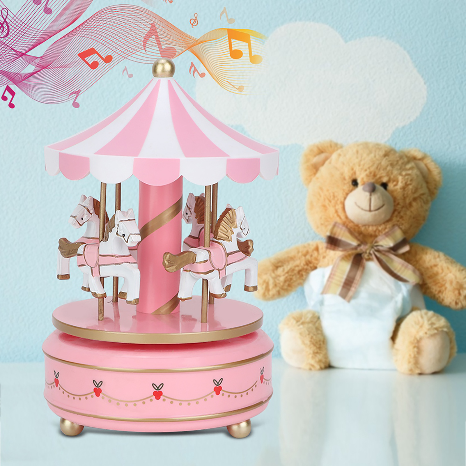 Ein rosa Karussell mit weißen Pferden und ein Teddybär im Hintergrund. Noten schweben darüber.