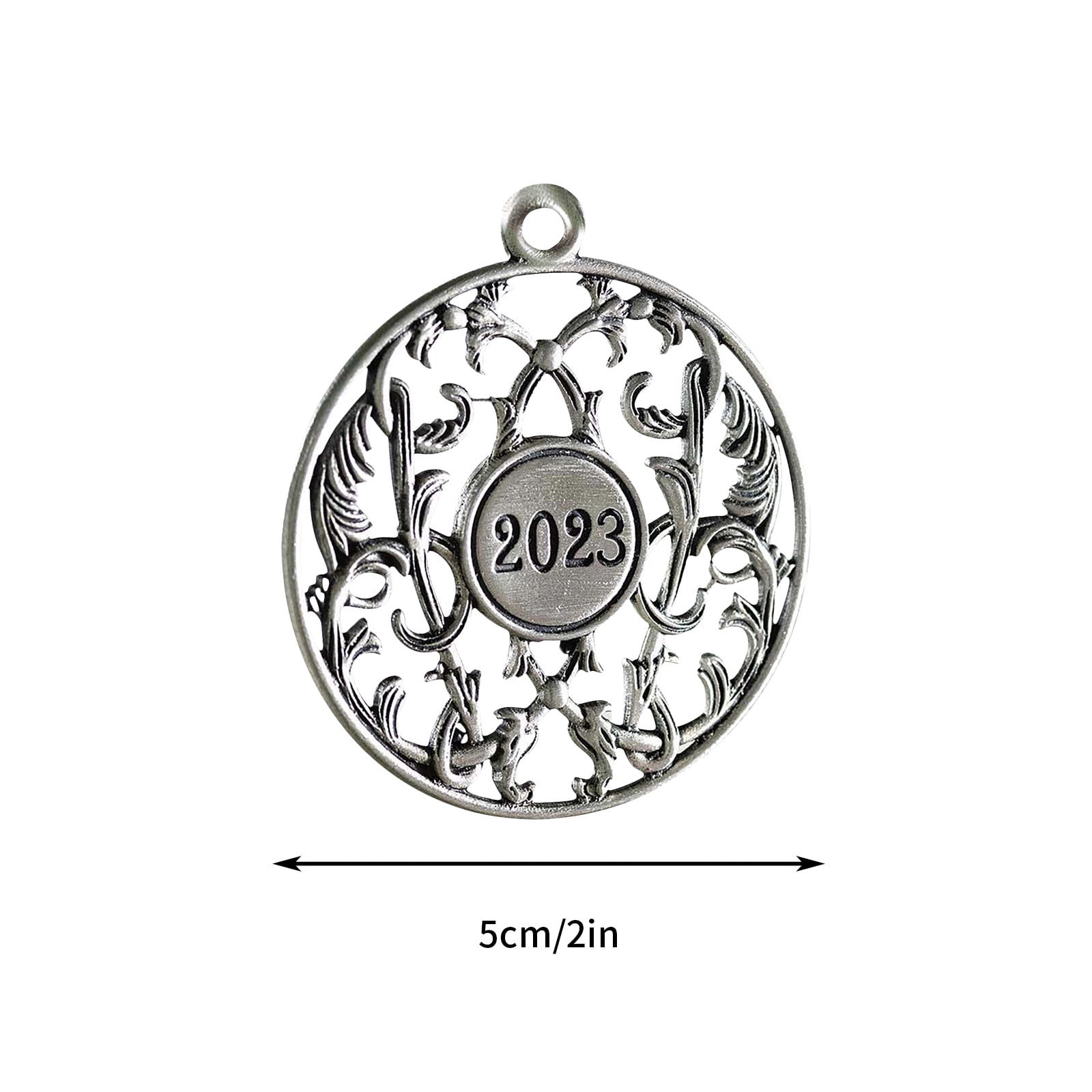 Silbernes rundes Ornament mit 2023 in der Mitte, dekoratives Blumendesign und einer Schlaufe zum Aufhängen. Weißer Hintergrund.