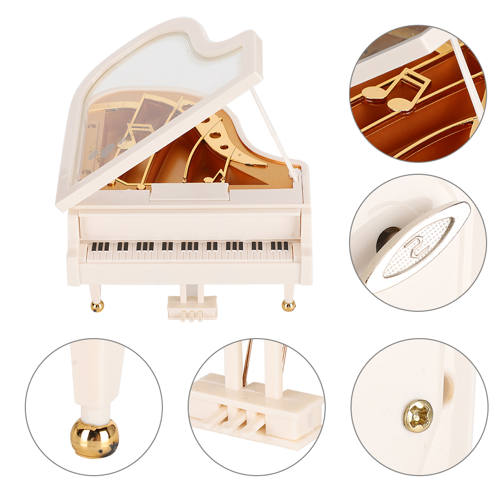Ein weißes Spielzeugklavier mit goldenen Akzenten, offenem Deckel, schwarz-weißen Tasten und goldenen Noten im Inneren. Detaillierte Nahaufnahmen.