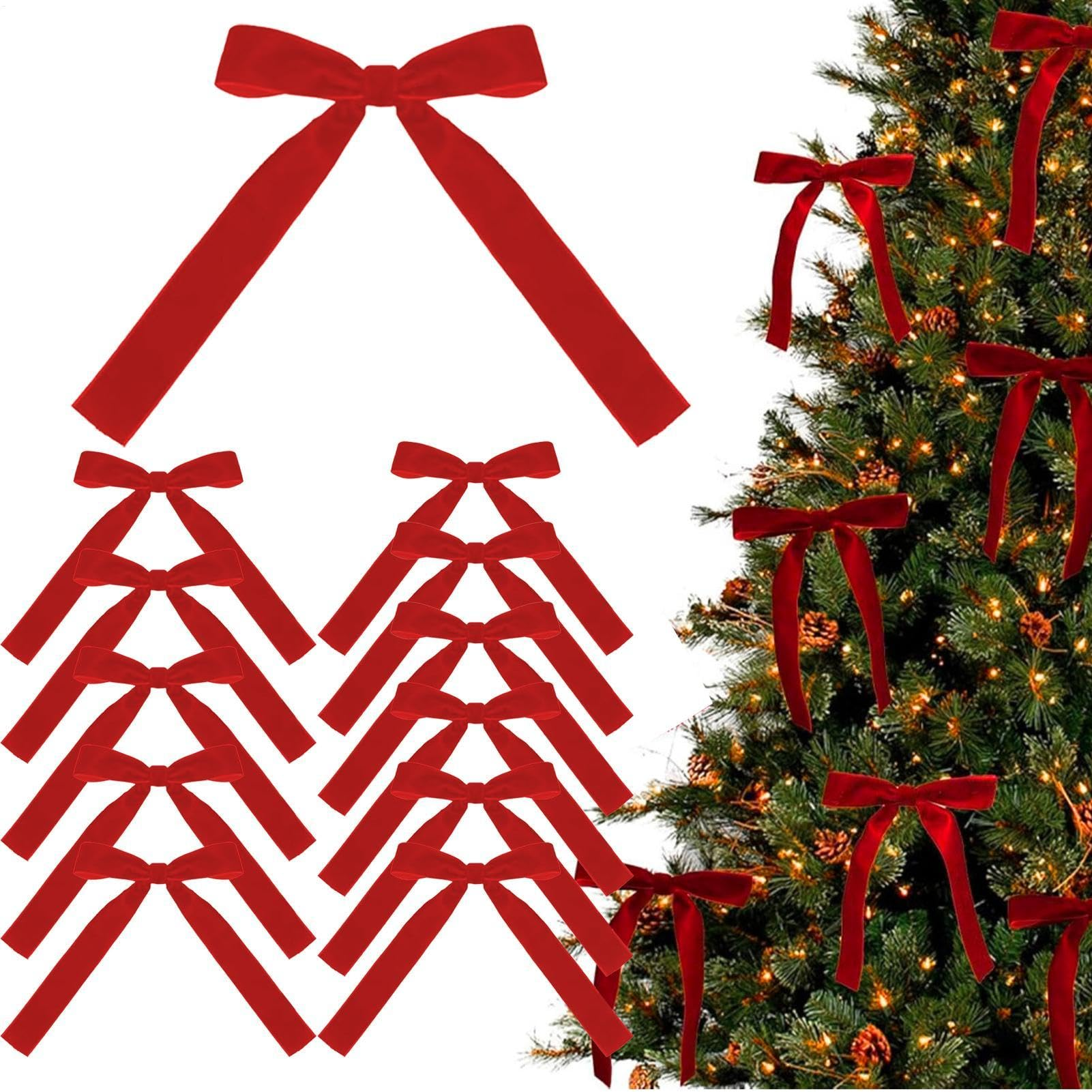 Das Bild zeigt rote Schleifen und einen geschmückten Weihnachtsbaum. Einige Schleifen sind lose, andere schmücken den Baum.