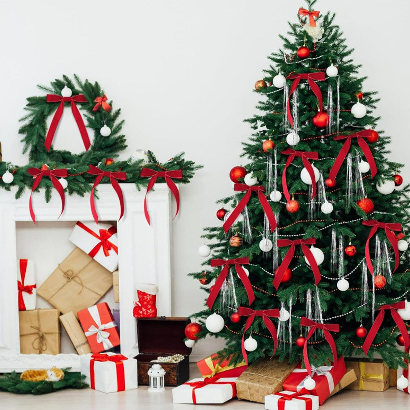 Weihnachtsszene. Weihnachtsbaum mit Dekorationen und roten Schleifen. Geschenke unter dem Baum und auf dem Kamin.