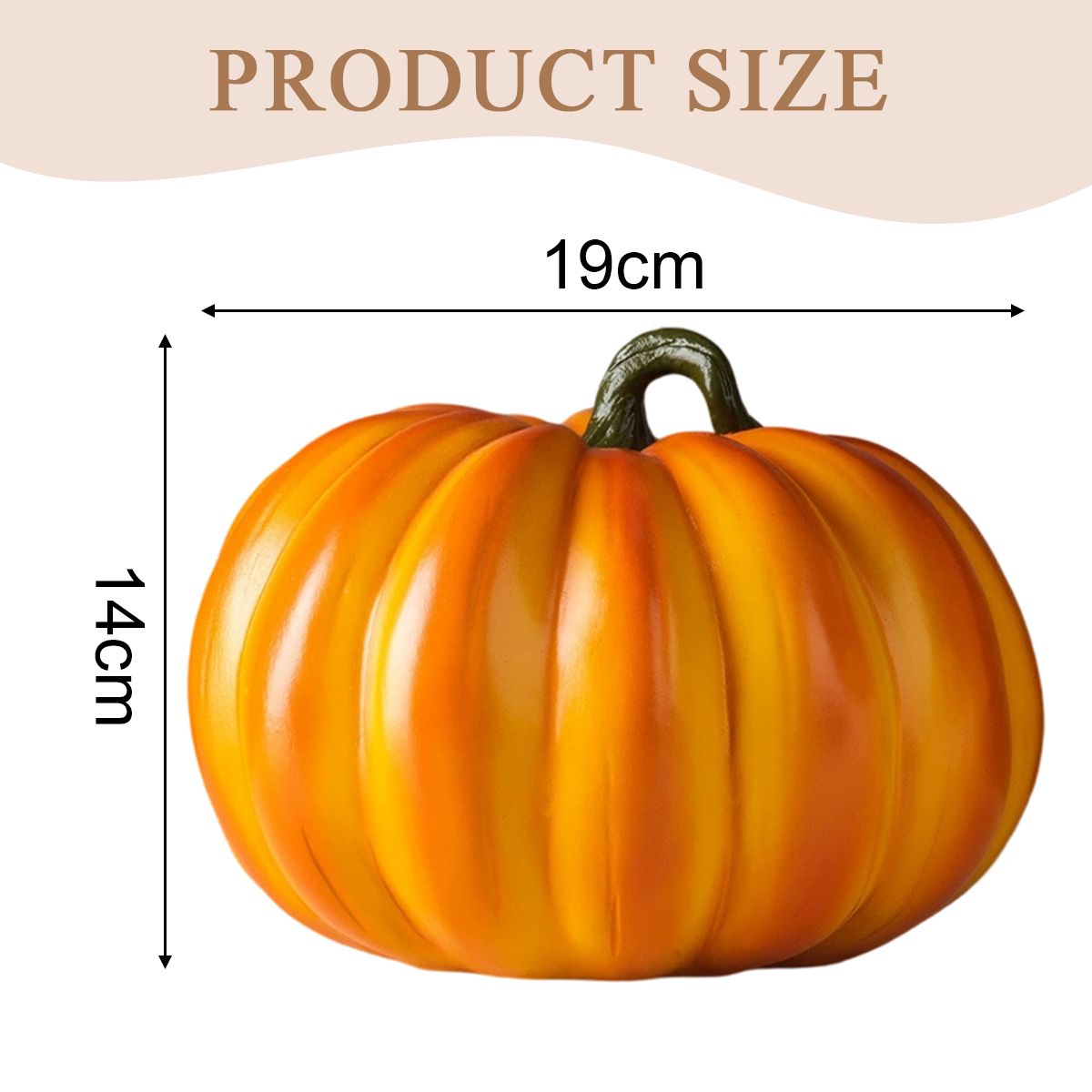 Ein orangefarbener Kürbis, 19 cm breit und 14 cm hoch, mit grünem Stiel, vor weißem Hintergrund.
