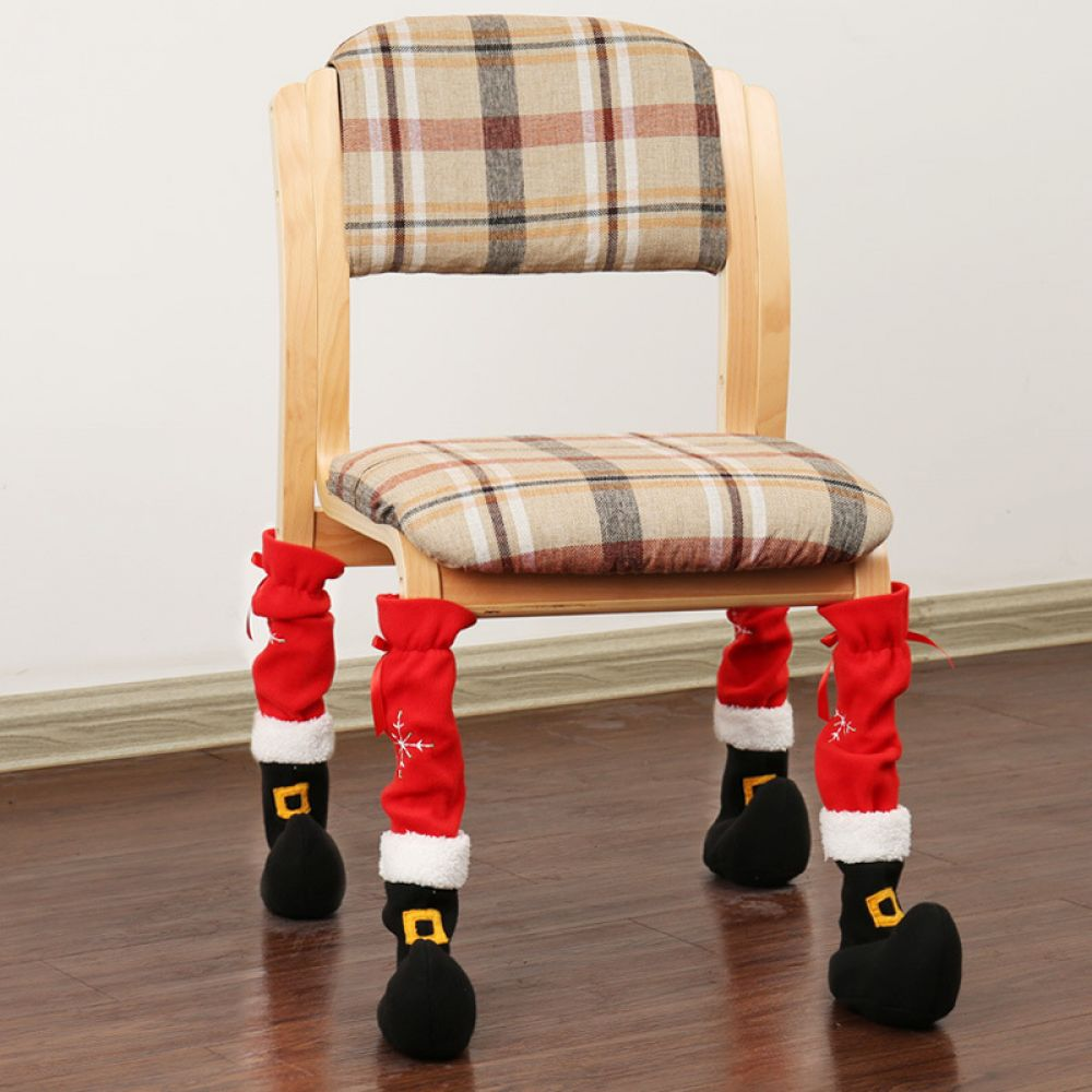 Ein Holzstuhl mit karierter Sitzfläche und Rückenlehne. Die Beine sind mit roten und weißen Weihnachtsmann-Beinbedeckungen verziert, mit schwarzen Stiefeln.