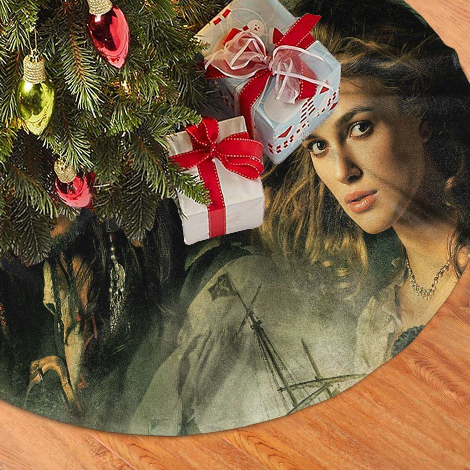 Weihnachtsbaumrock mit Frauengesicht und Schiffsabbildung. Geschenke und Ornamente sind ebenfalls vorhanden.