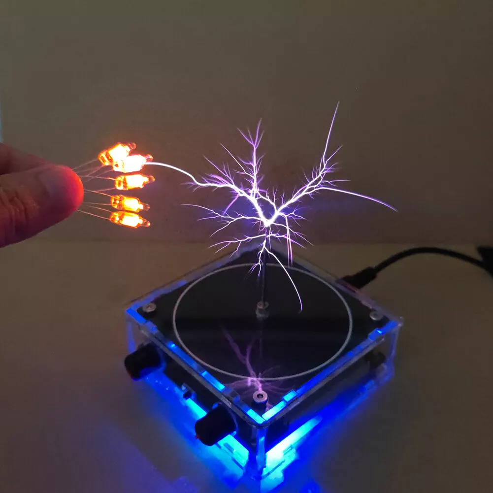 Eine Hand hält leuchtende orangefarbene Lichter in der Nähe eines Geräts mit blauen und schwarzen Akzenten und einer violetten Blitzanzeige.
