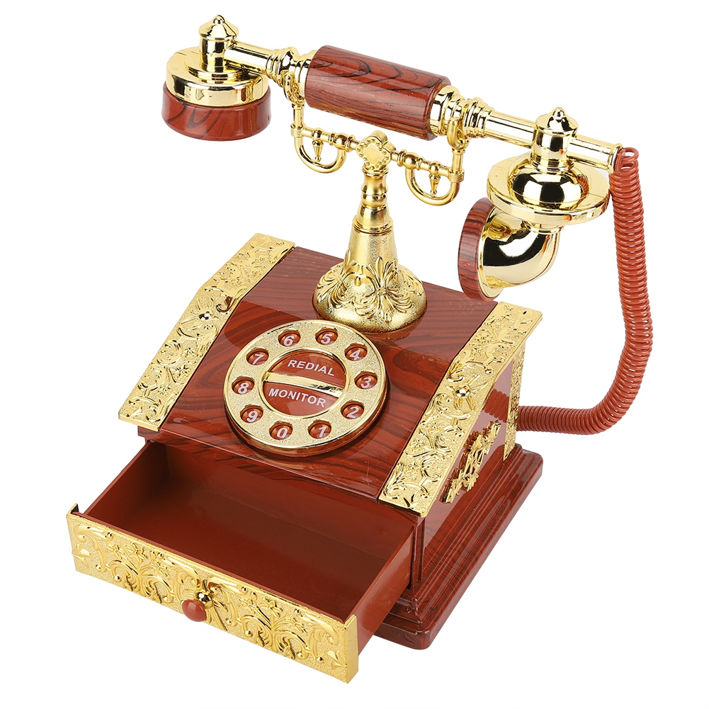 Ein antikes Telefon mit Holzsockel und goldenen Akzenten. Die Wählscheibe ist sichtbar, und die Schublade ist offen.